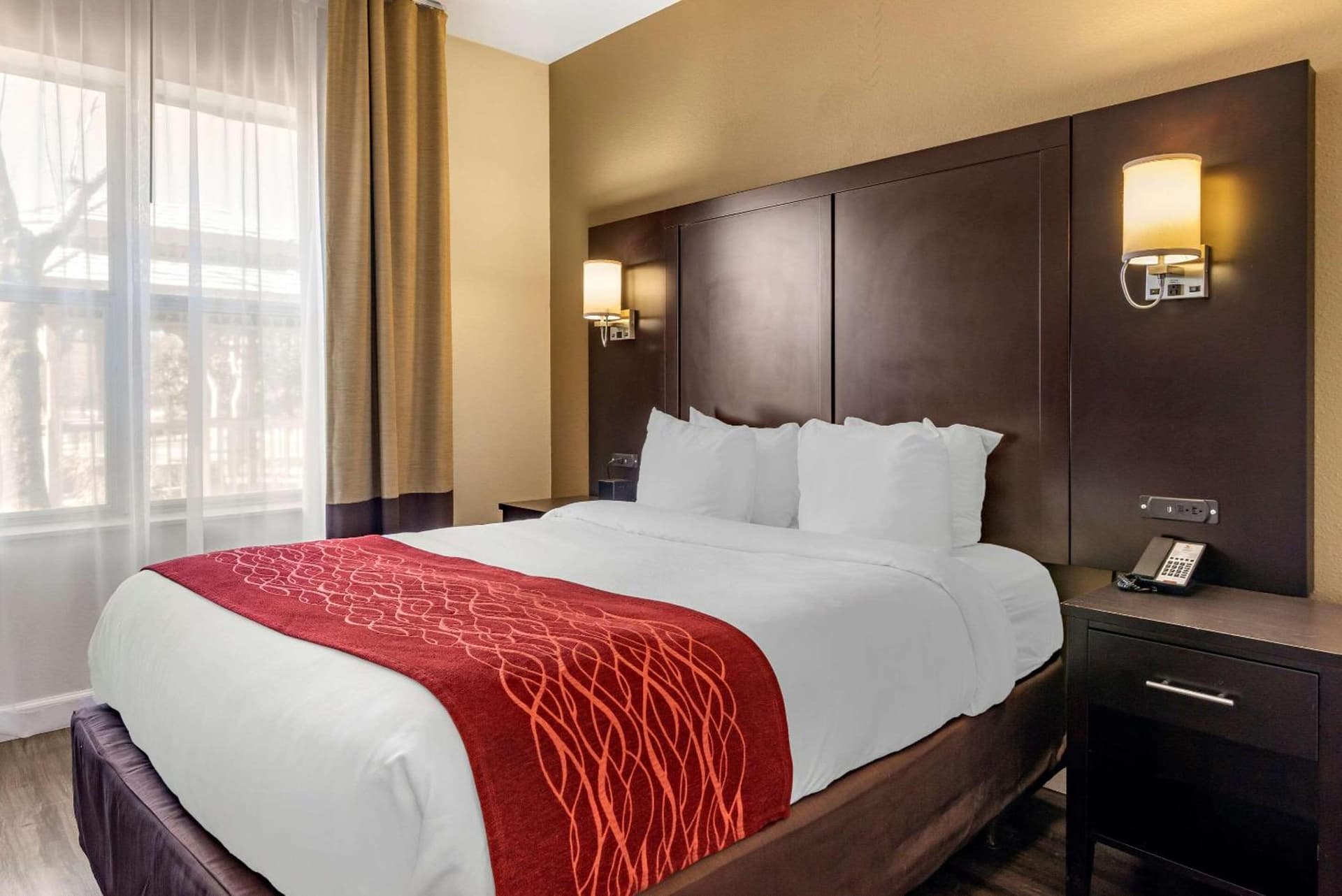 Comfort Inn & Suites near Six Flags interior in Lithia Springs, GA — gallery photo 2
