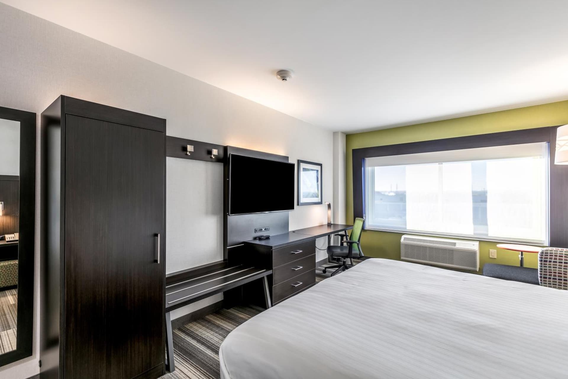 Holiday Inn Express & Suites Jersey City North - Hoboken by IHG gallery photo in Jersey City, NJ — image 13