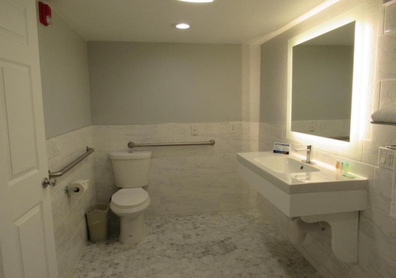 Capri Suites Anaheim gallery photo in Anaheim, CA — image 4