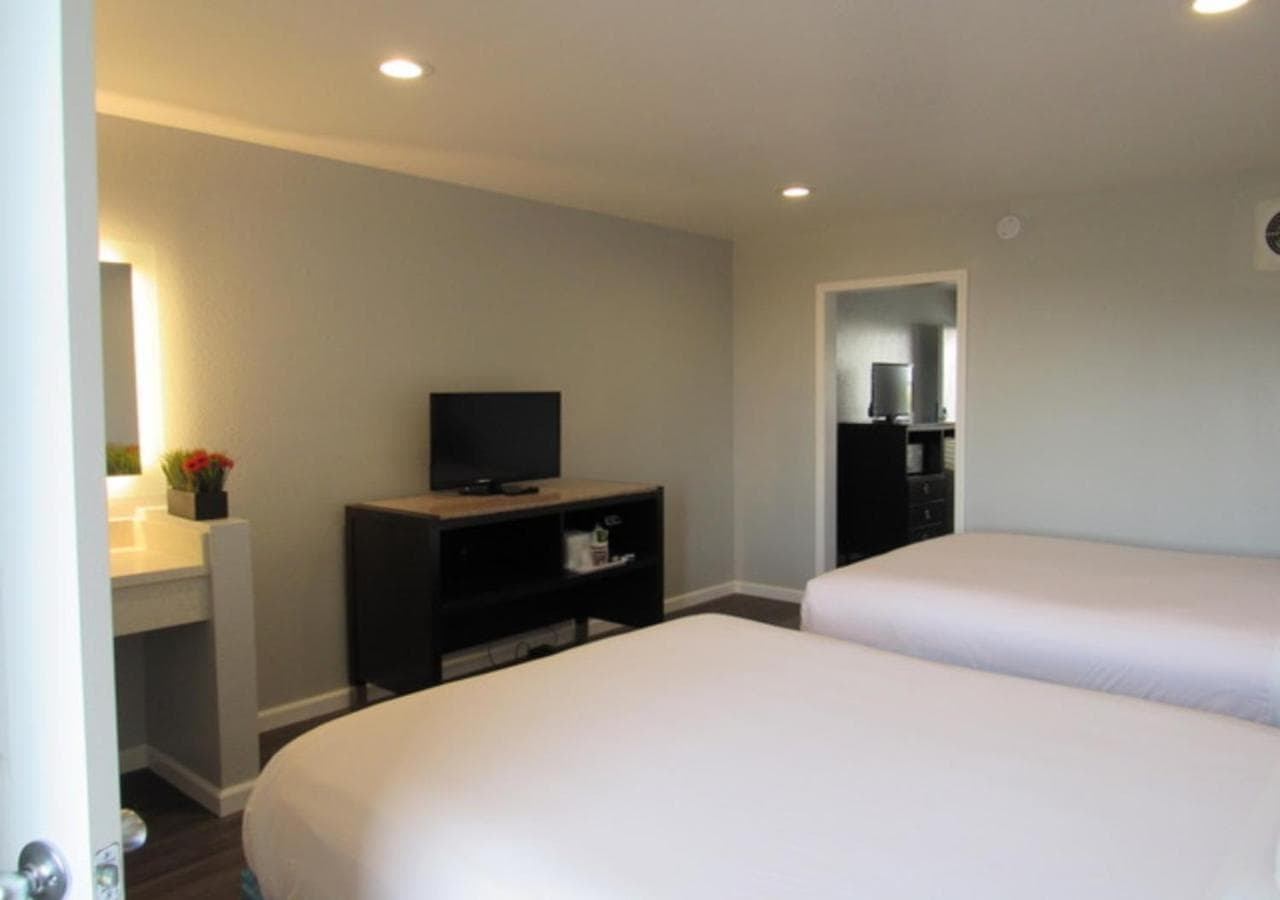 Capri Suites Anaheim gallery photo in Anaheim, CA — image 22