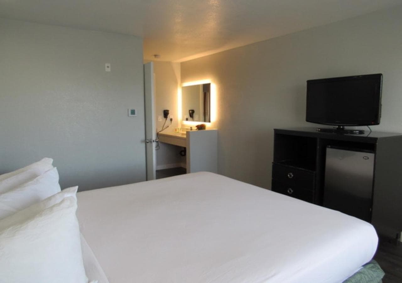 Capri Suites Anaheim gallery photo in Anaheim, CA — image 21