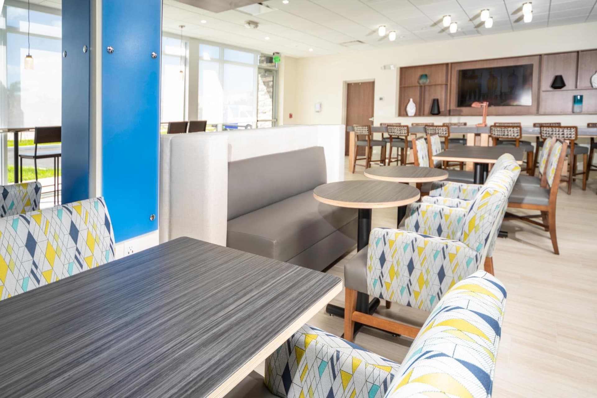 Holiday Inn Express & Suites - Fort Myers Airport by IHG gallery photo in Fort Myers, FL — image 20