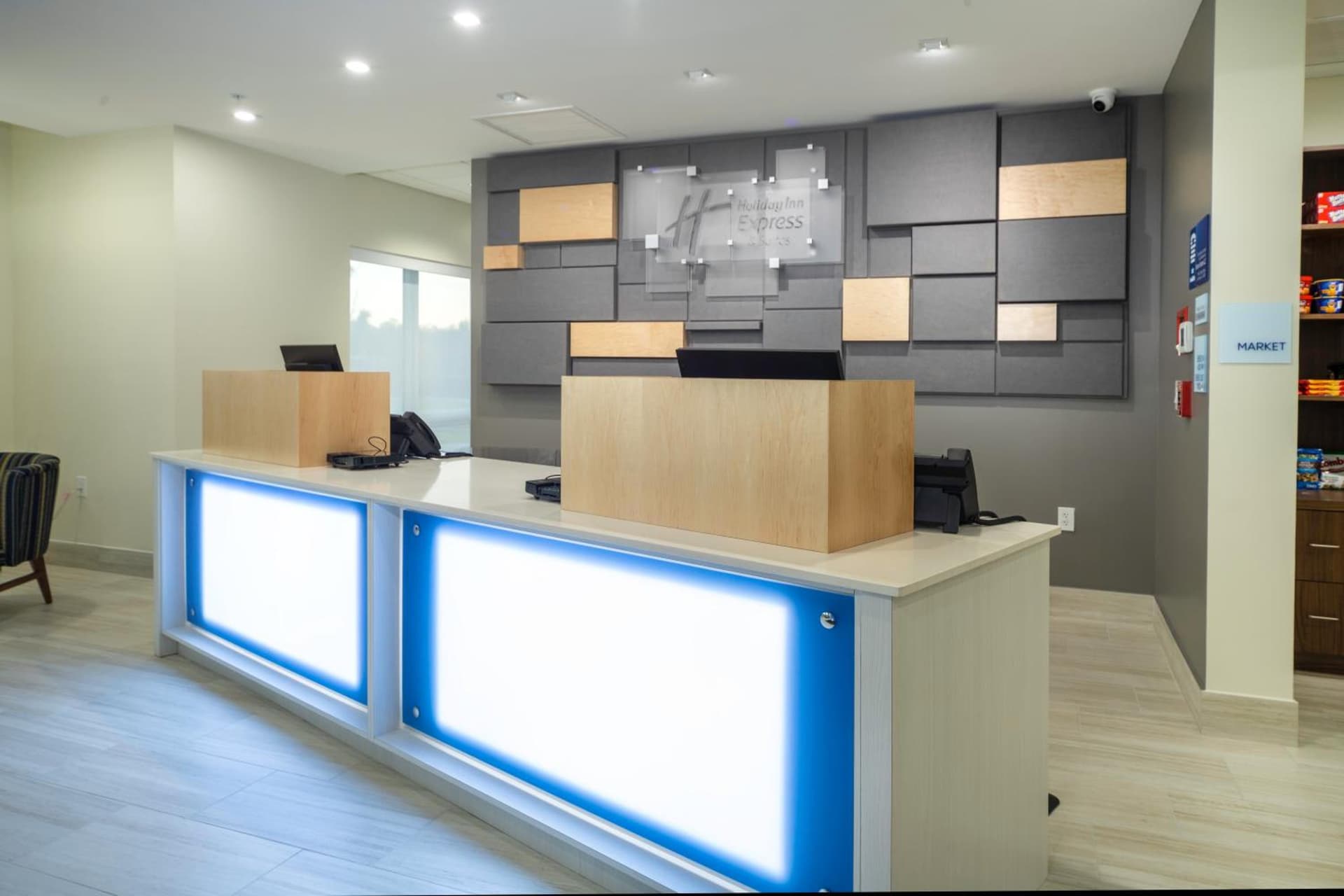 Holiday Inn Express & Suites - Fort Myers Airport by IHG gallery photo in Fort Myers, FL — image 11