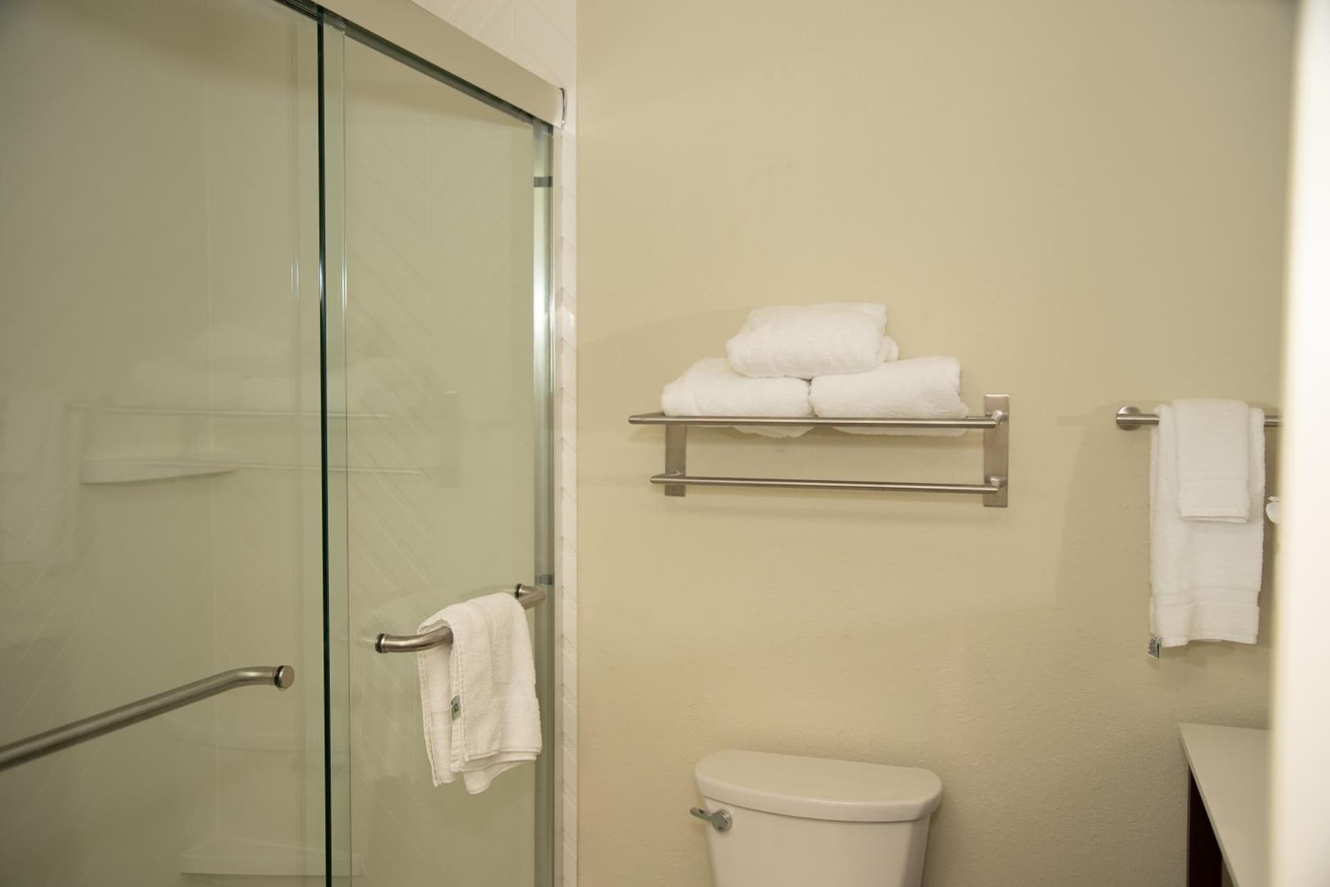 Holiday Inn & Suites - Fayetteville W-Fort Bragg Area by IHG interior in Fayetteville, NC — gallery photo 2