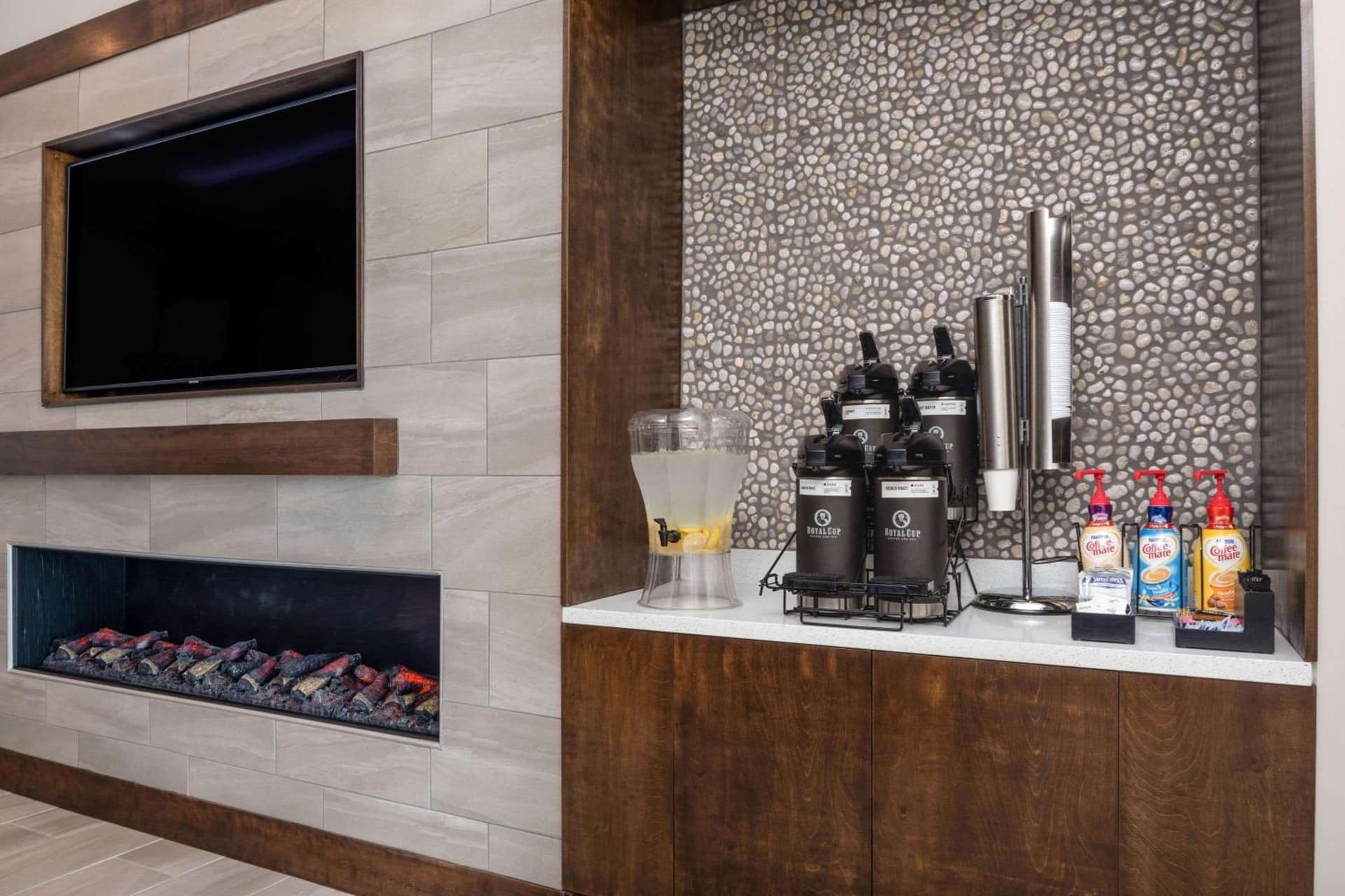 La Quinta by Wyndham Greensboro Airport High Point gallery photo in Greensboro, NC — image 33
