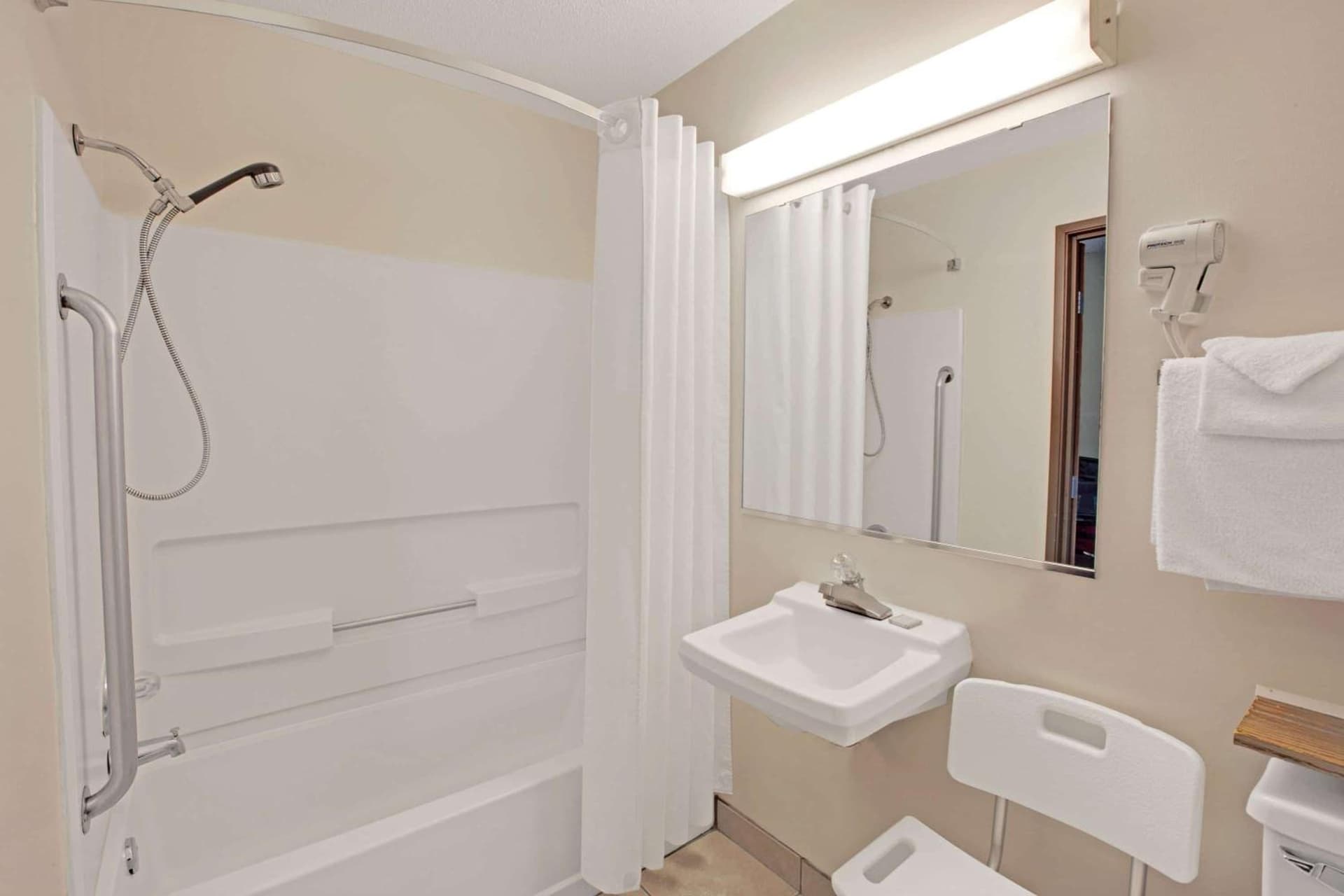 Baymont Inn & Suites Richmond gallery photo in Richmond, IL — image 8