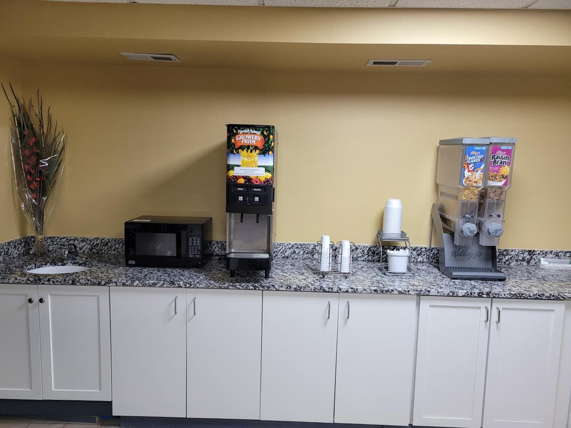 Super 8 by Wyndham Newcomerstown gallery photo in Newcomerstown, OH — image 13