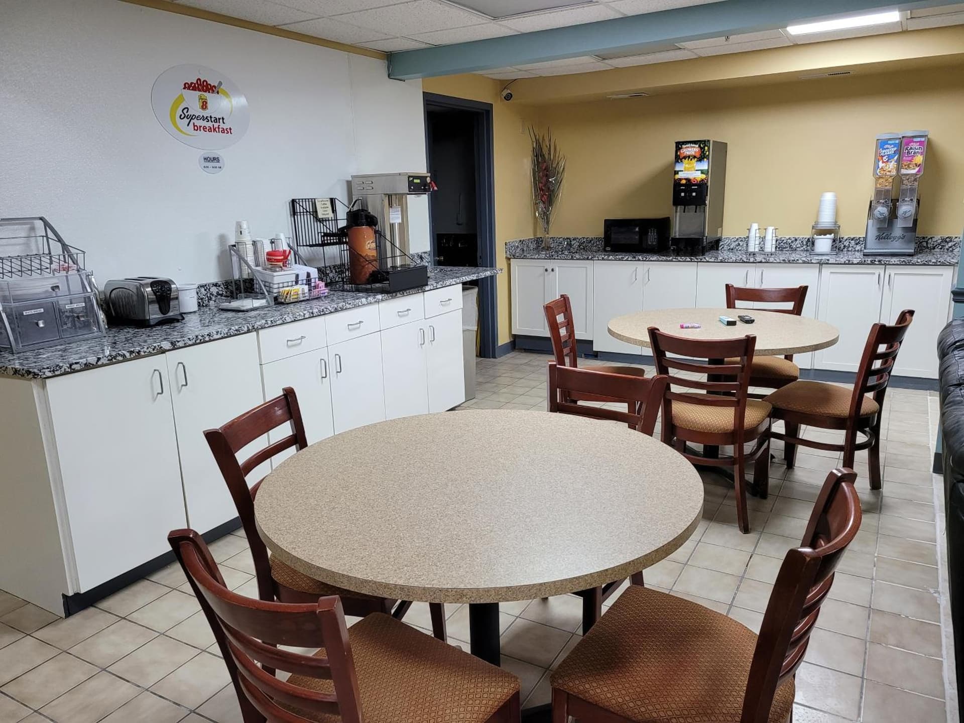 Super 8 by Wyndham Newcomerstown gallery photo in Newcomerstown, OH — image 10
