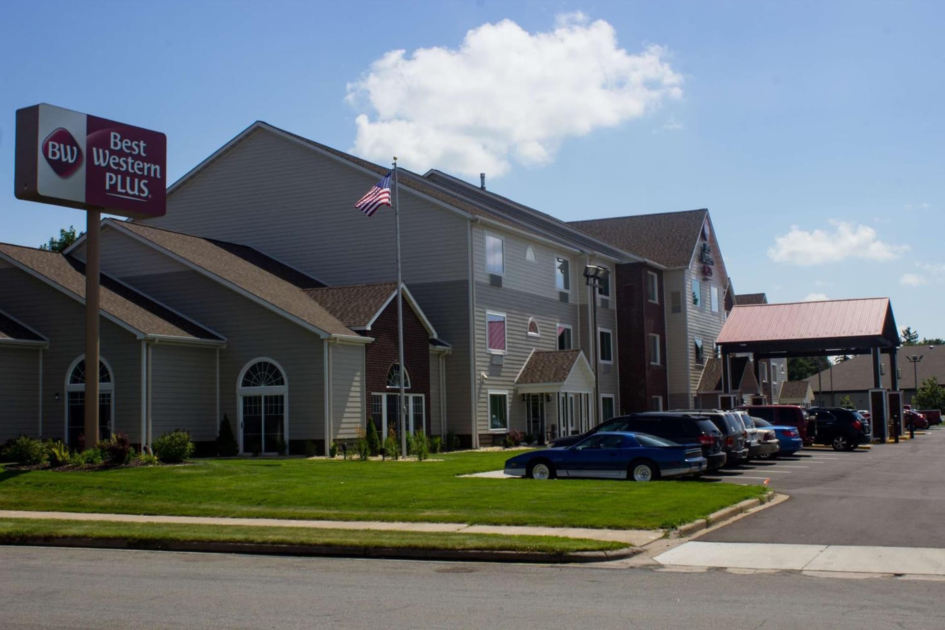 BEST WESTERN Plus Menomonie Inn & Suites interior in Menomonie, WI — gallery photo 2