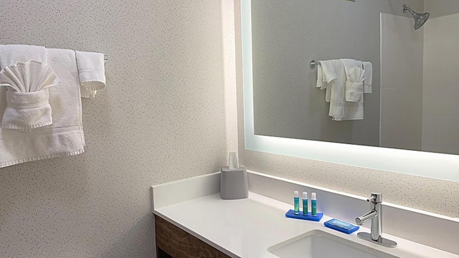 Holiday Inn Express & Suites Columbia-Fort Jackson by IHG interior in Columbia, SC — gallery photo 2