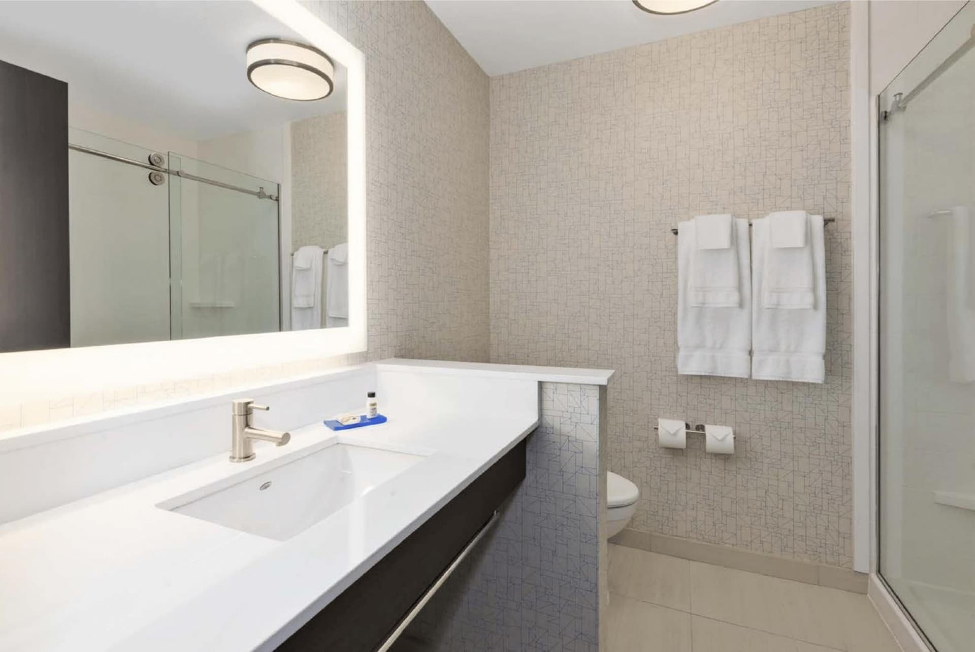 Holiday Inn Express & Suites Jersey City - Holland Tunnel by IHG gallery photo in Jersey City, NJ — image 6
