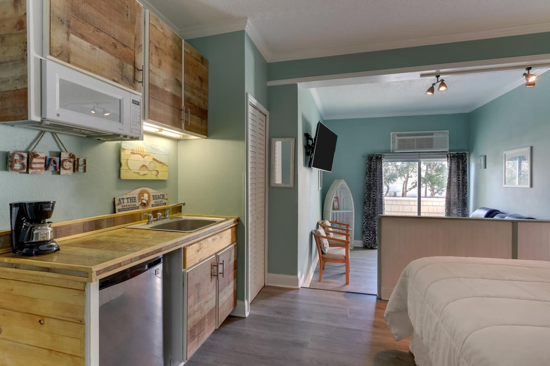 Palm Suites gallery photo in Atlantic Beach, NC — image 30