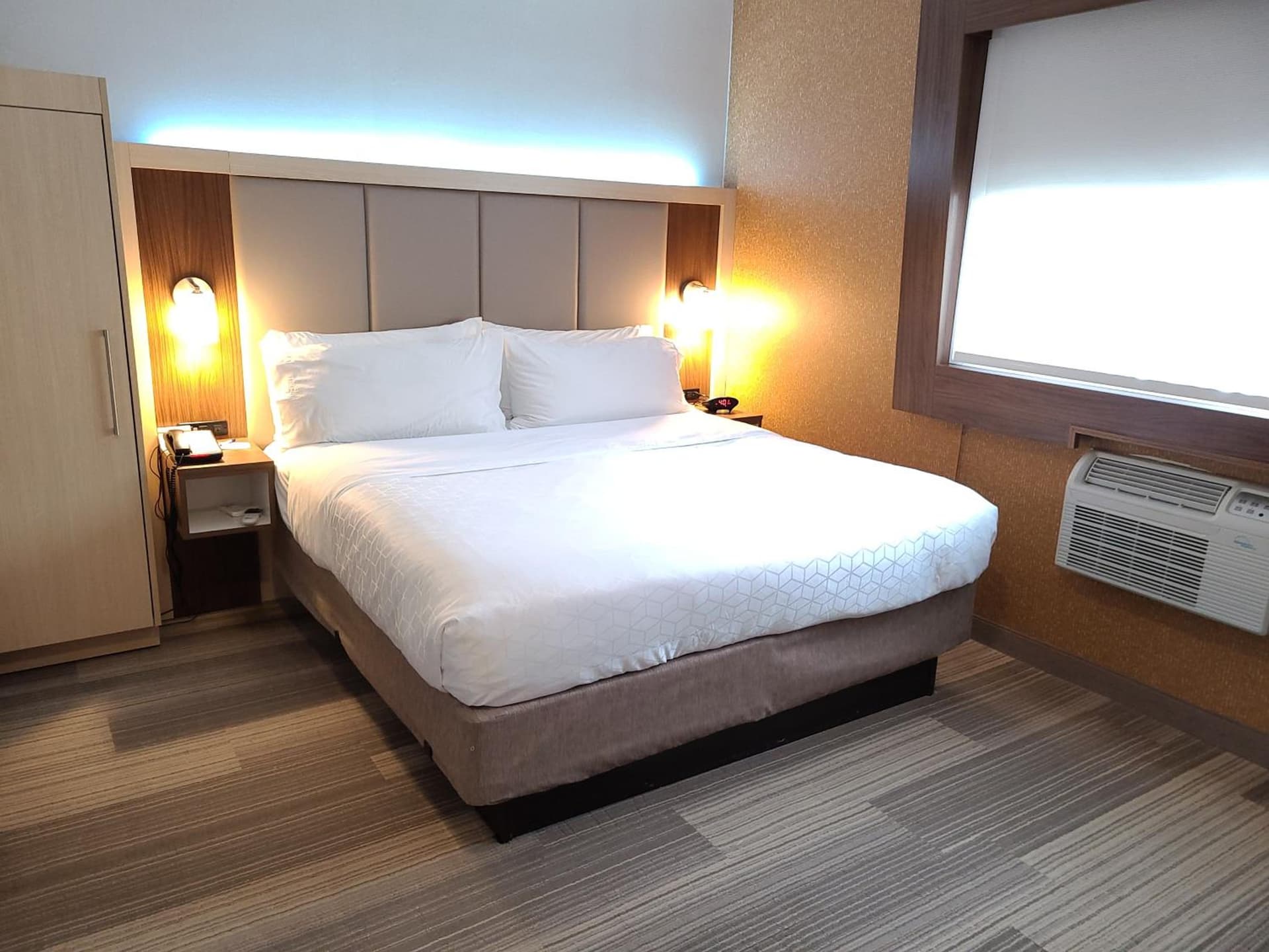Best Western Roslyn-Long Island Hotel interior in Roslyn, NY — gallery photo 2