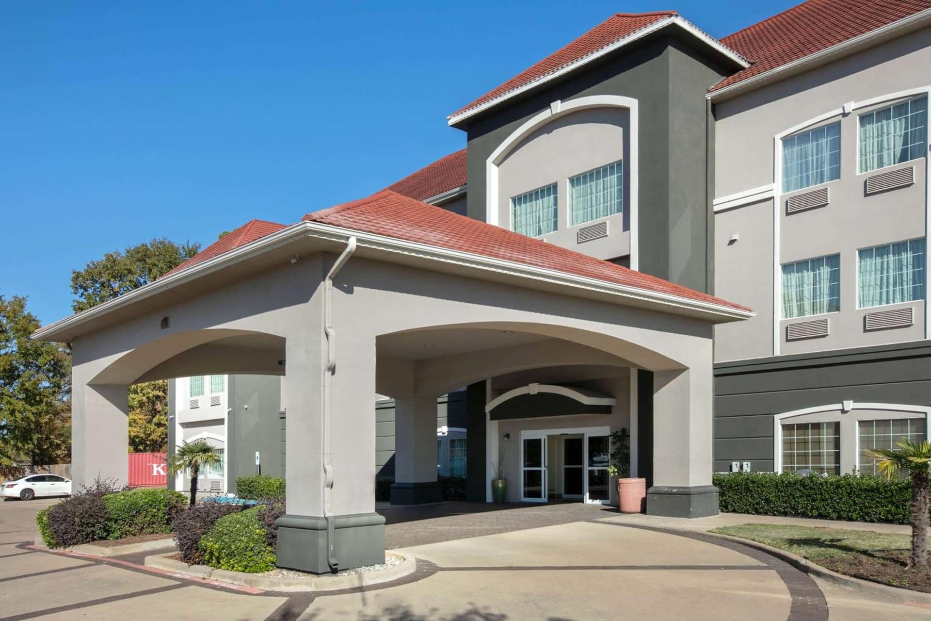 La Quinta by Wyndham I-20 Longview South interior in Longview, TX — gallery photo 2