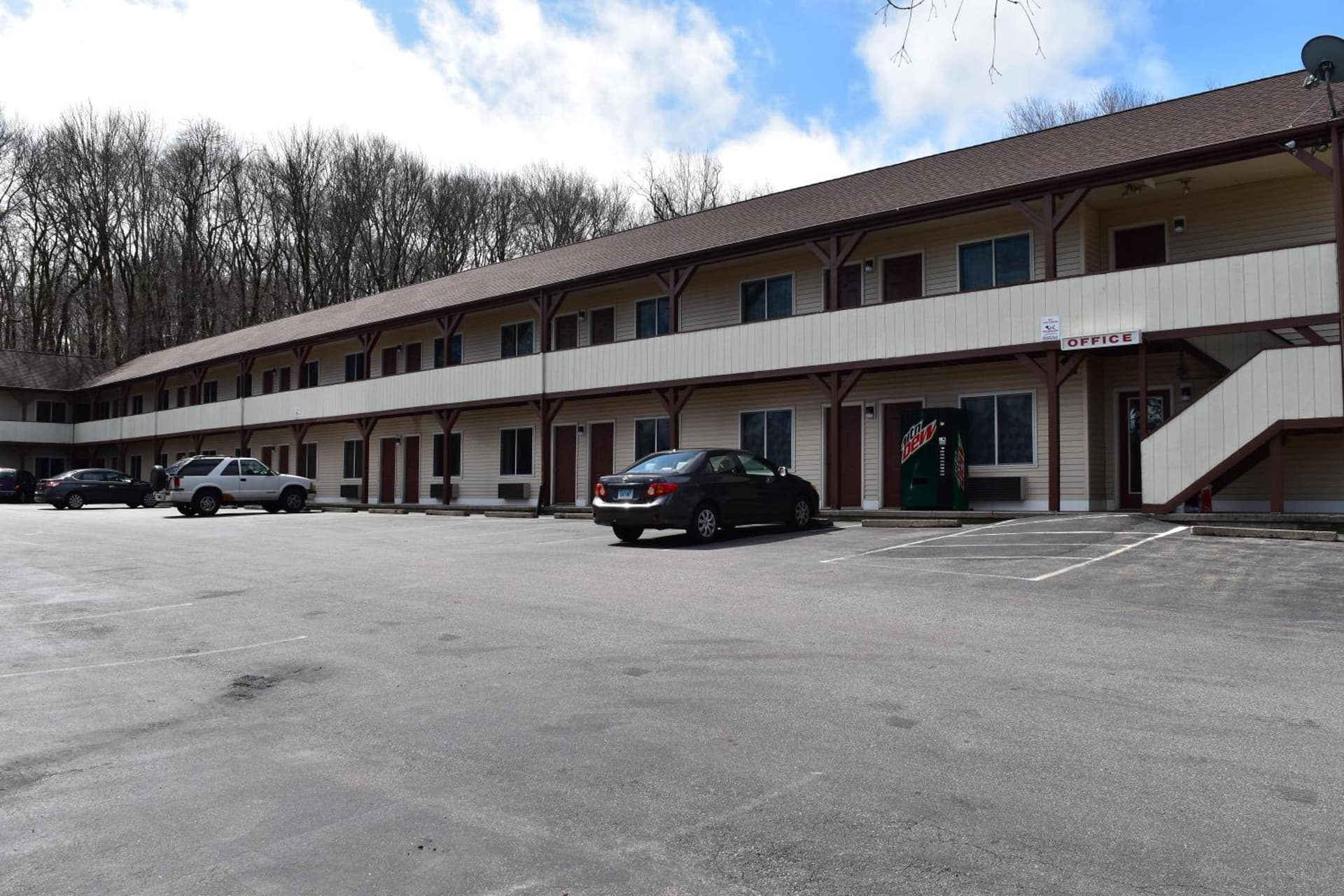 PLYMOUTH MOTOR LODGE featured exterior or lobby in Terryville, CT — similar hotel