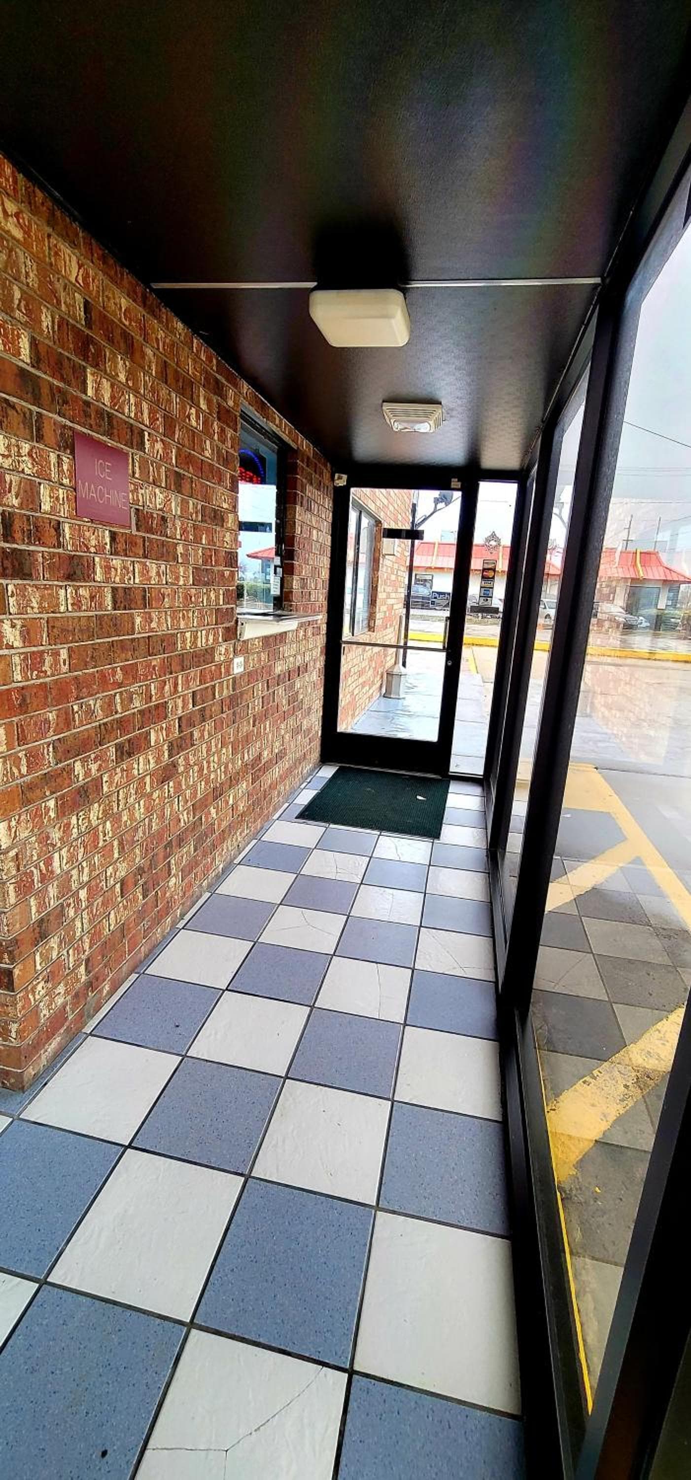 Regency Travel Inn interior in Hayti, MO — gallery photo 2