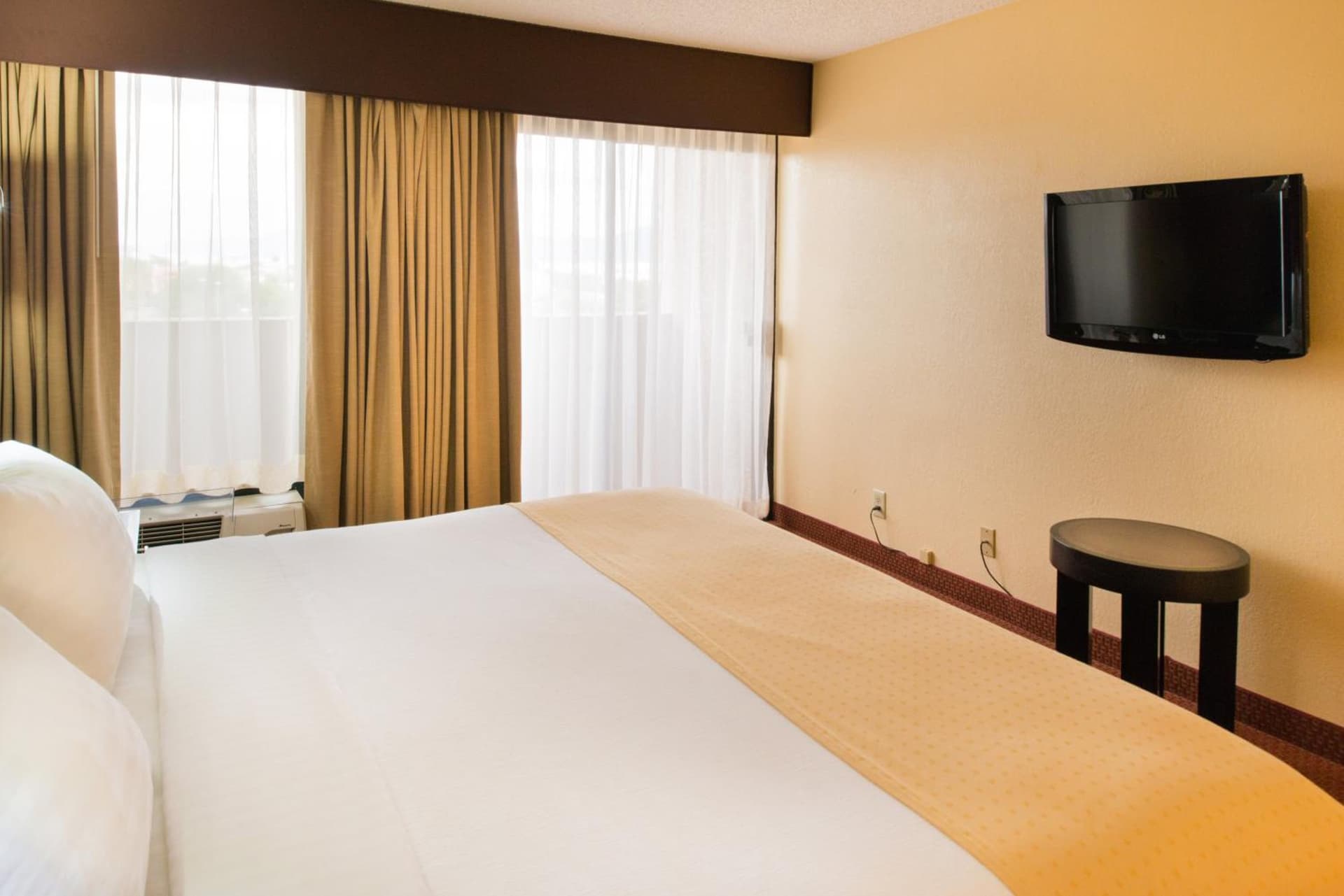GreenTree Hotel Phoenix West property views in Phoenix, AZ — gallery photo 3