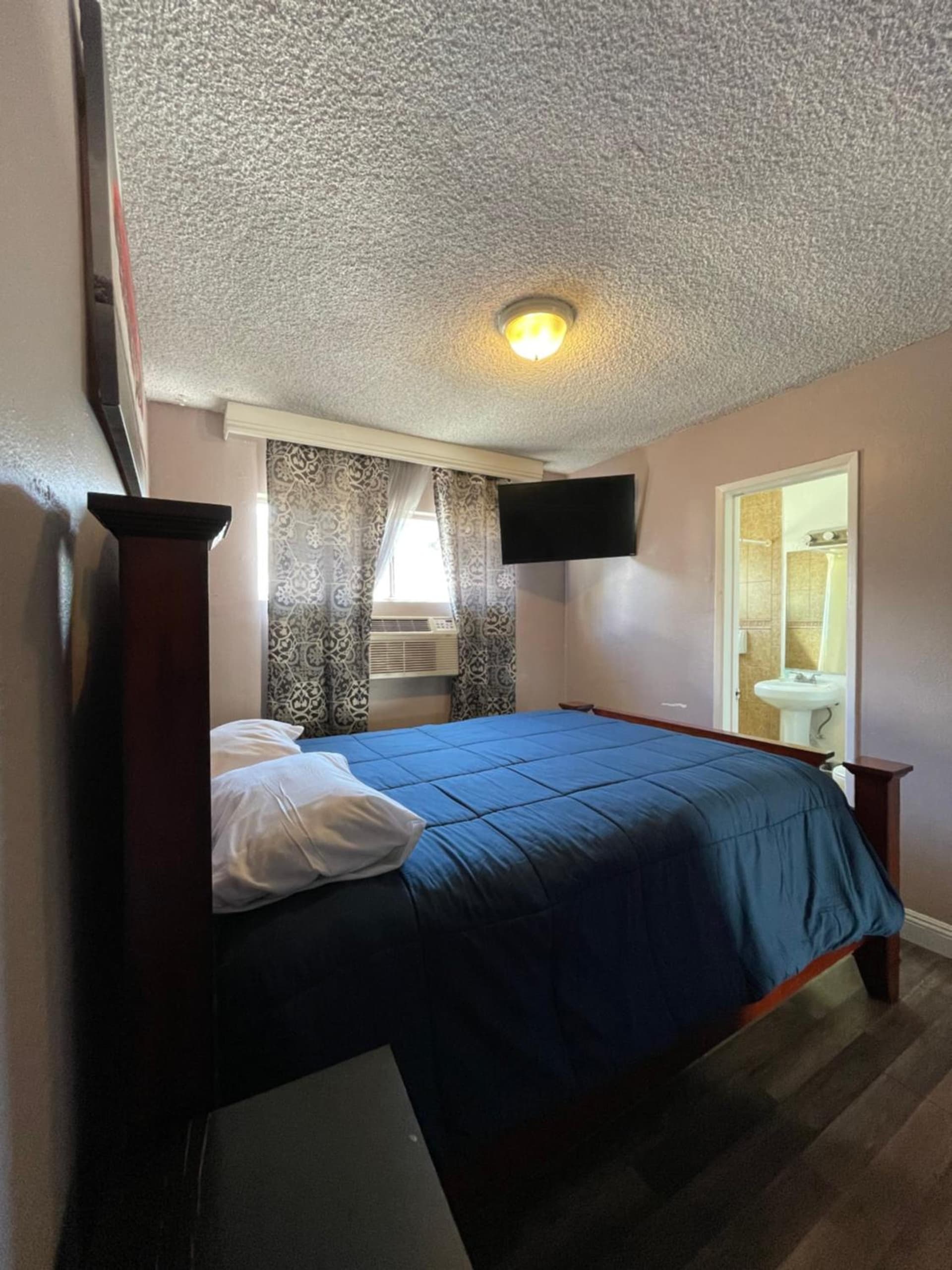 LA Adventurer Hotel gallery photo in Inglewood, CA — image 10