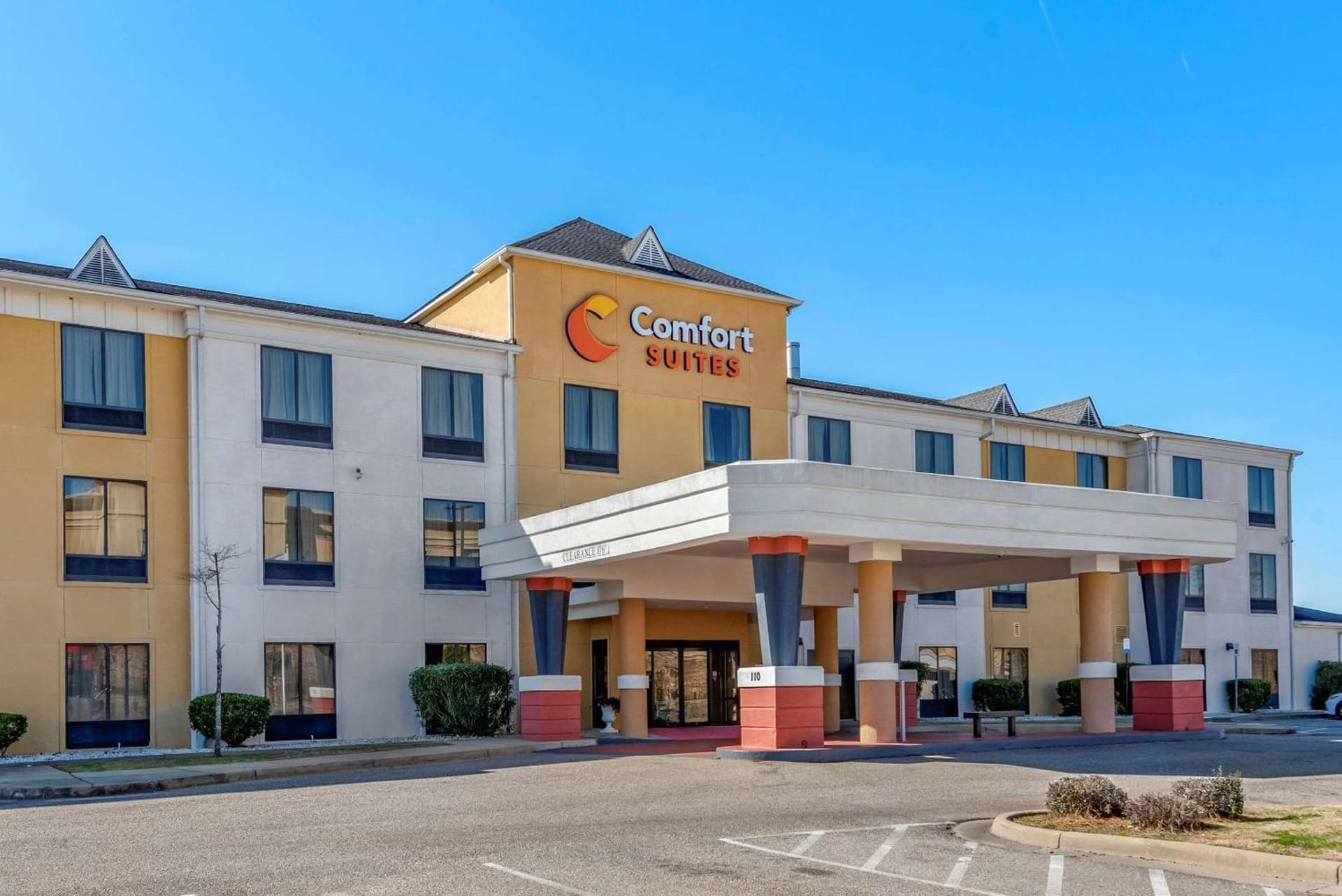 Comfort Suites Airport South interior in Montgomery, AL — gallery photo 2