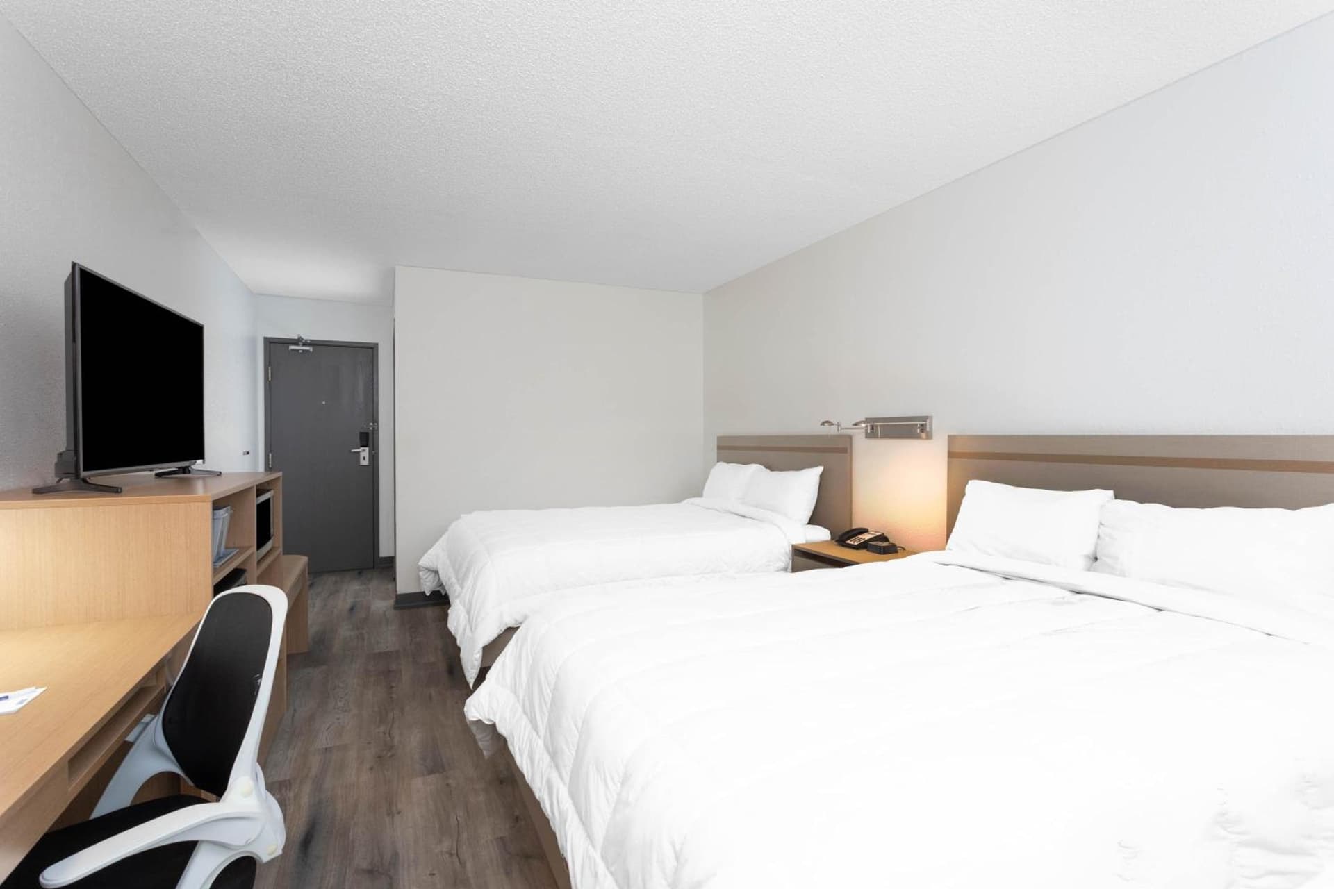 Travelodge by Wyndham Elkhart gallery photo in Elkhart, IN — image 7
