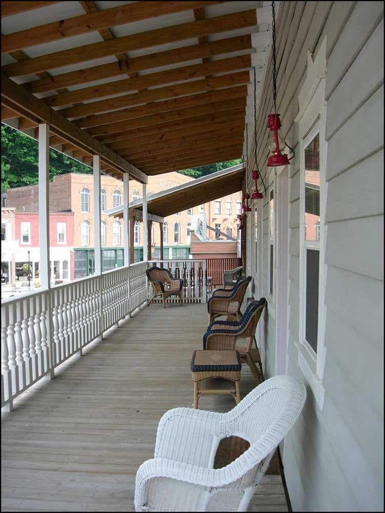Backwoods Bed and Bath interior in McGregor, IA — gallery photo 2