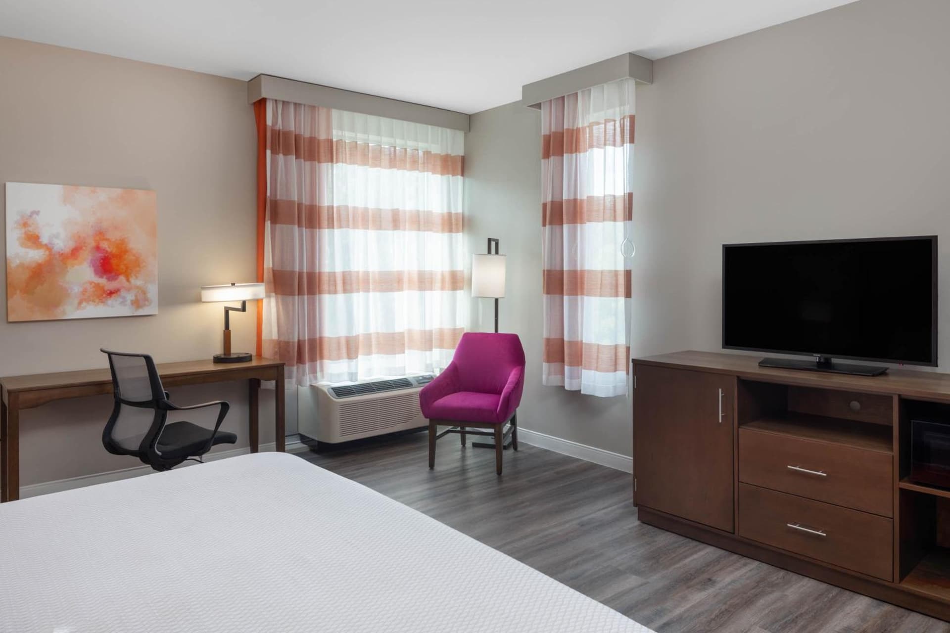 La Quinta by Wyndham Greensboro Airport High Point gallery photo in Greensboro, NC — image 16