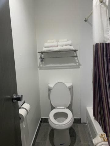 La Quinta Inn and Suites by Wyndham Cincinnati North property views in Springdale, OH — gallery photo 3
