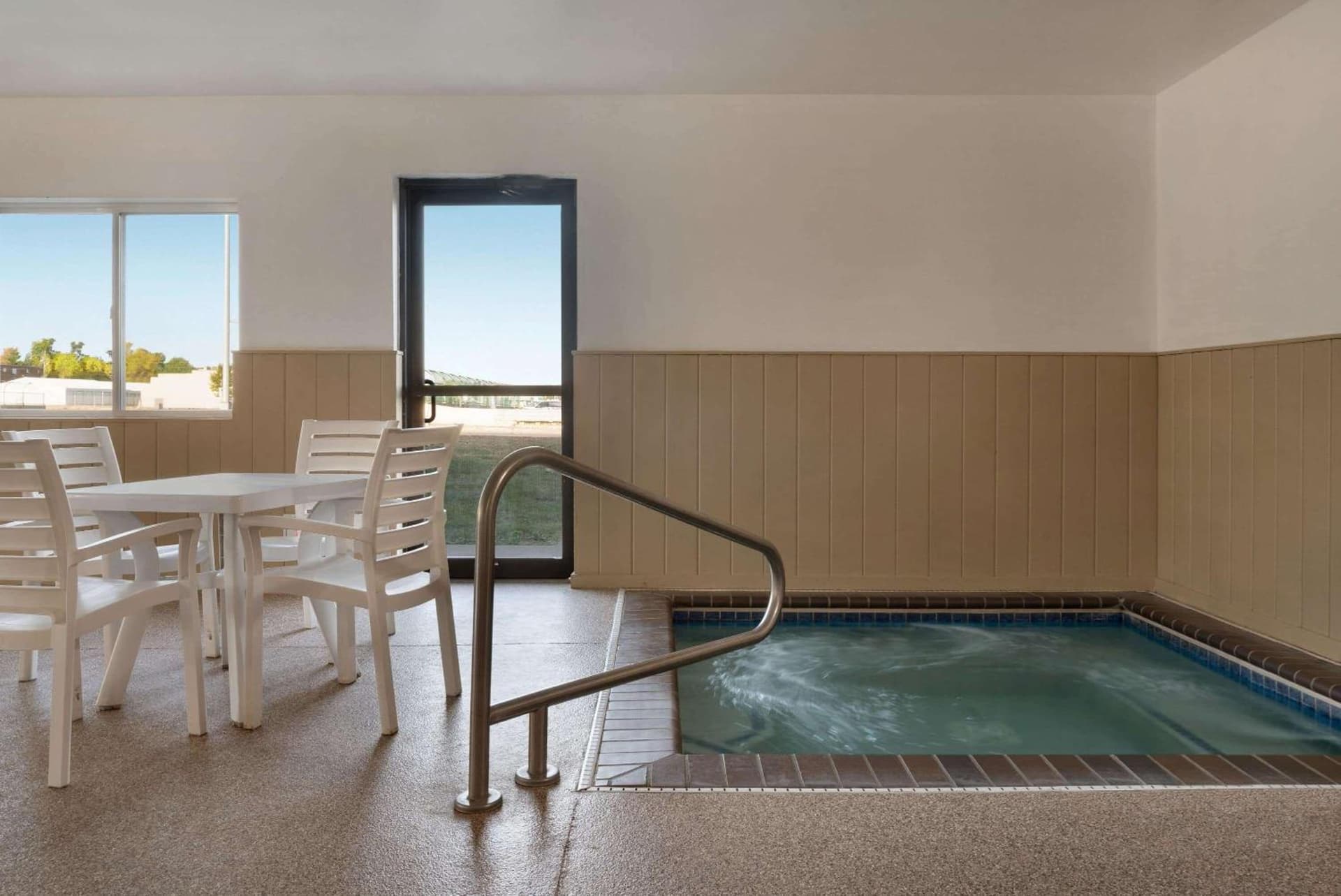 Super 8 by Wyndham Sioux Falls gallery photo in Sioux Falls, SD — image 11