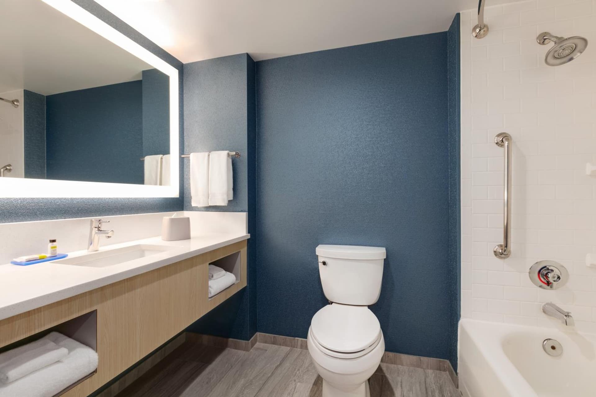 Holiday Inn Express Hotel & Suites Norfolk Airport by IHG gallery photo in Norfolk, VA — image 8