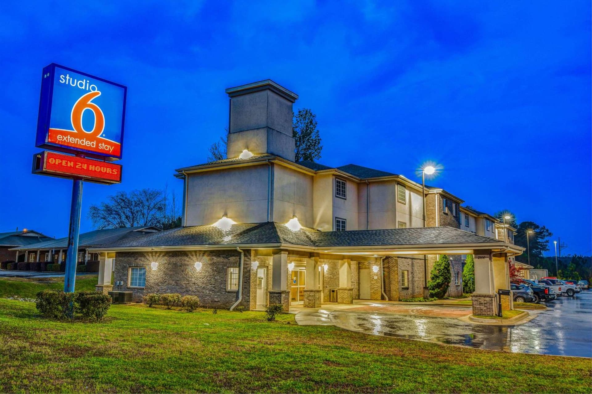 Studio 6-Opelika, AL - Auburn Al featured exterior or lobby in Opelika, AL — similar hotel