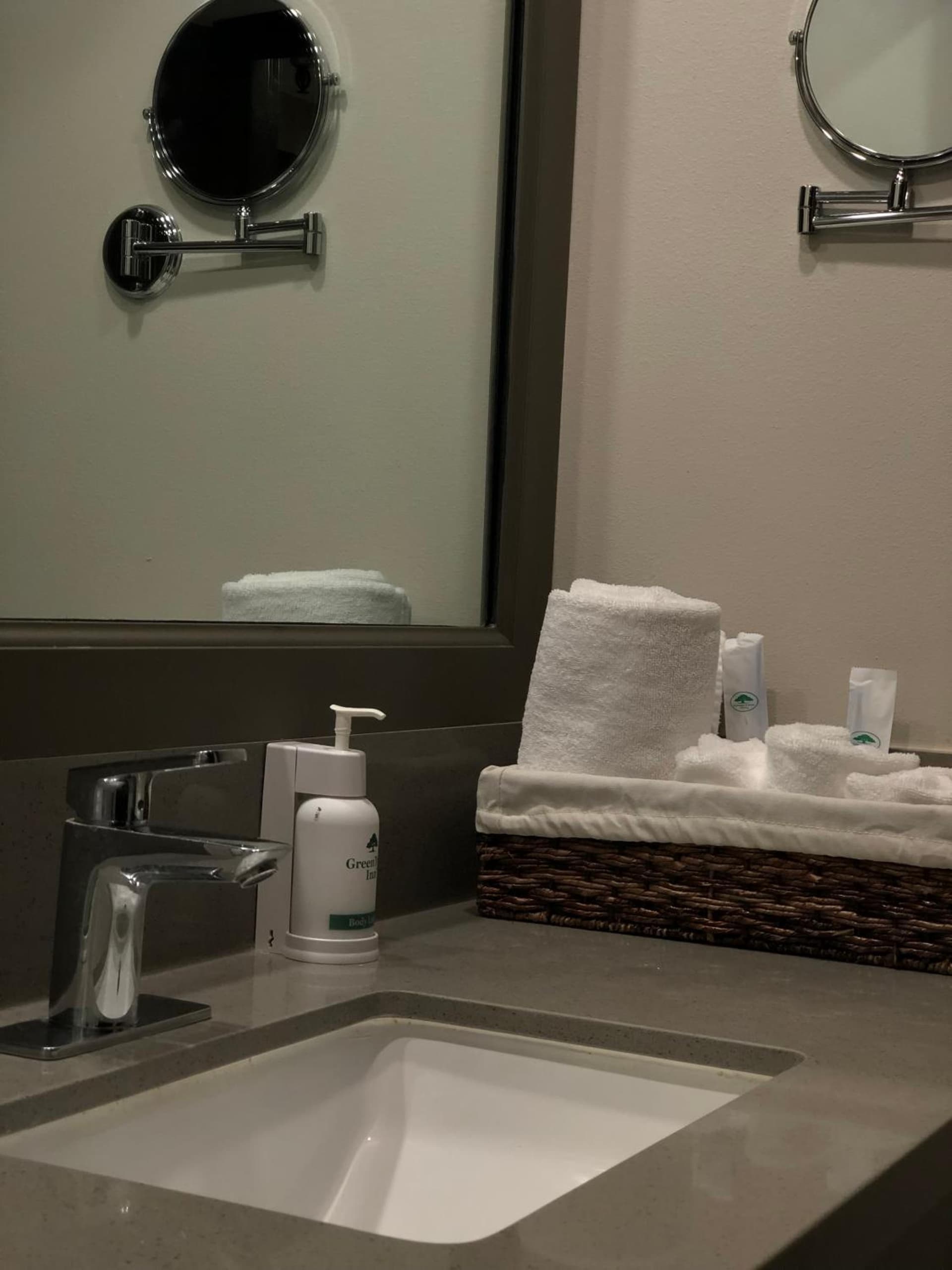 GreenTree Inn & Suites Los Angeles - Alhambra - Pasadena gallery photo in Alhambra, CA — image 25
