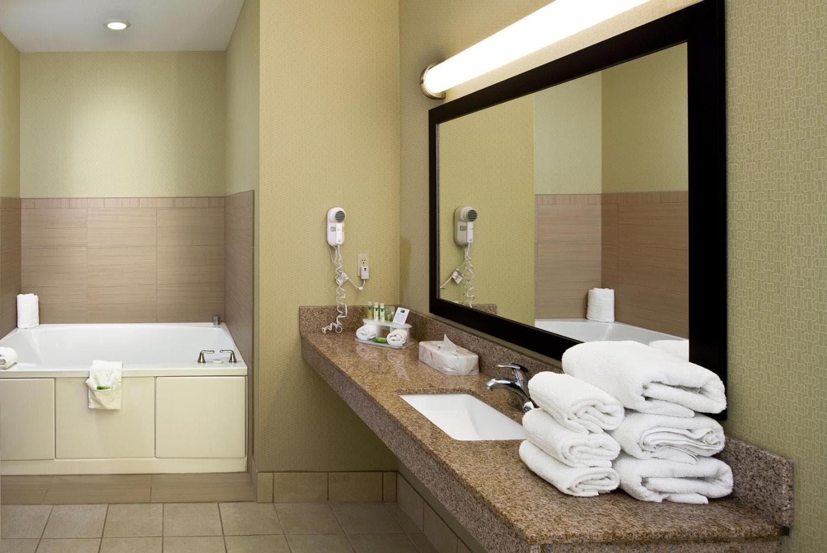 Holiday Inn Express Hotel & Suites Saginaw by IHG gallery photo in Saginaw, MI — image 4