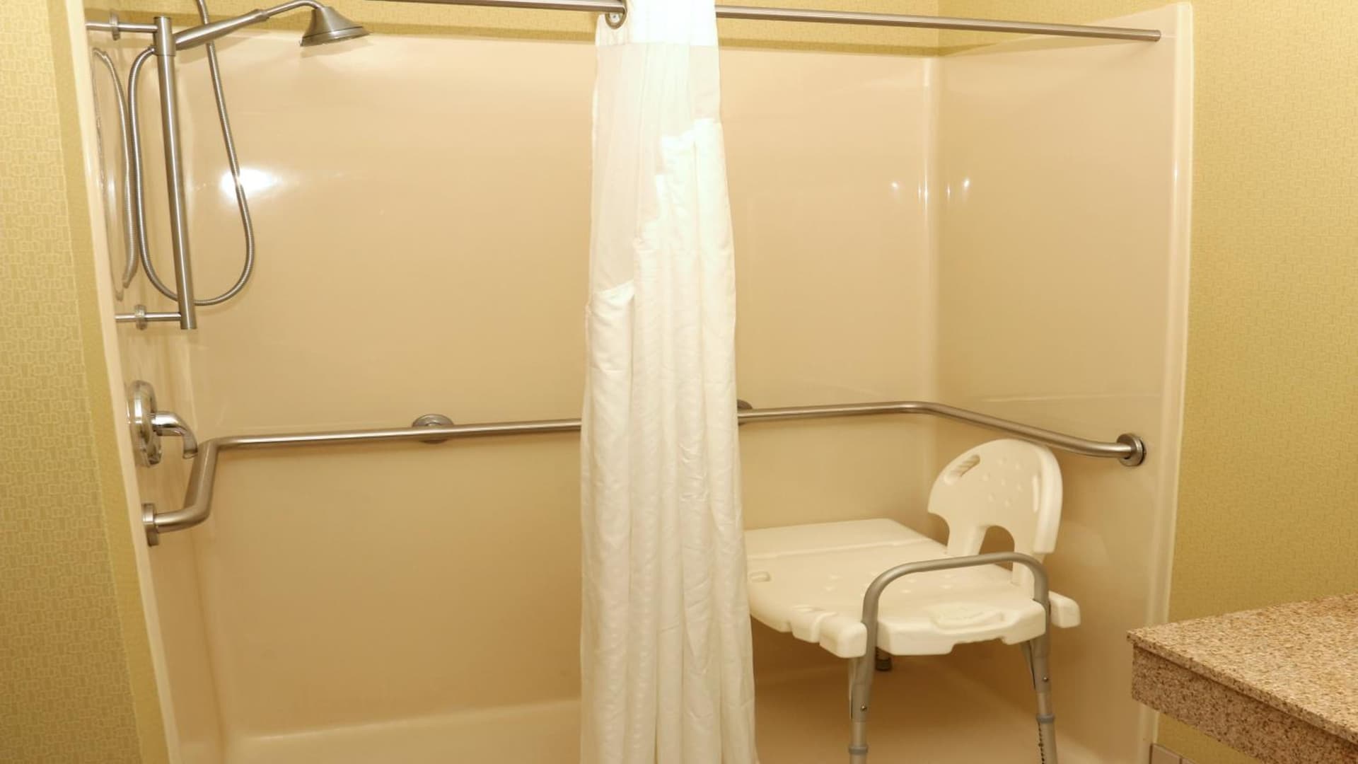 Holiday Inn Express Hotel & Suites Saginaw by IHG gallery photo in Saginaw, MI — image 42