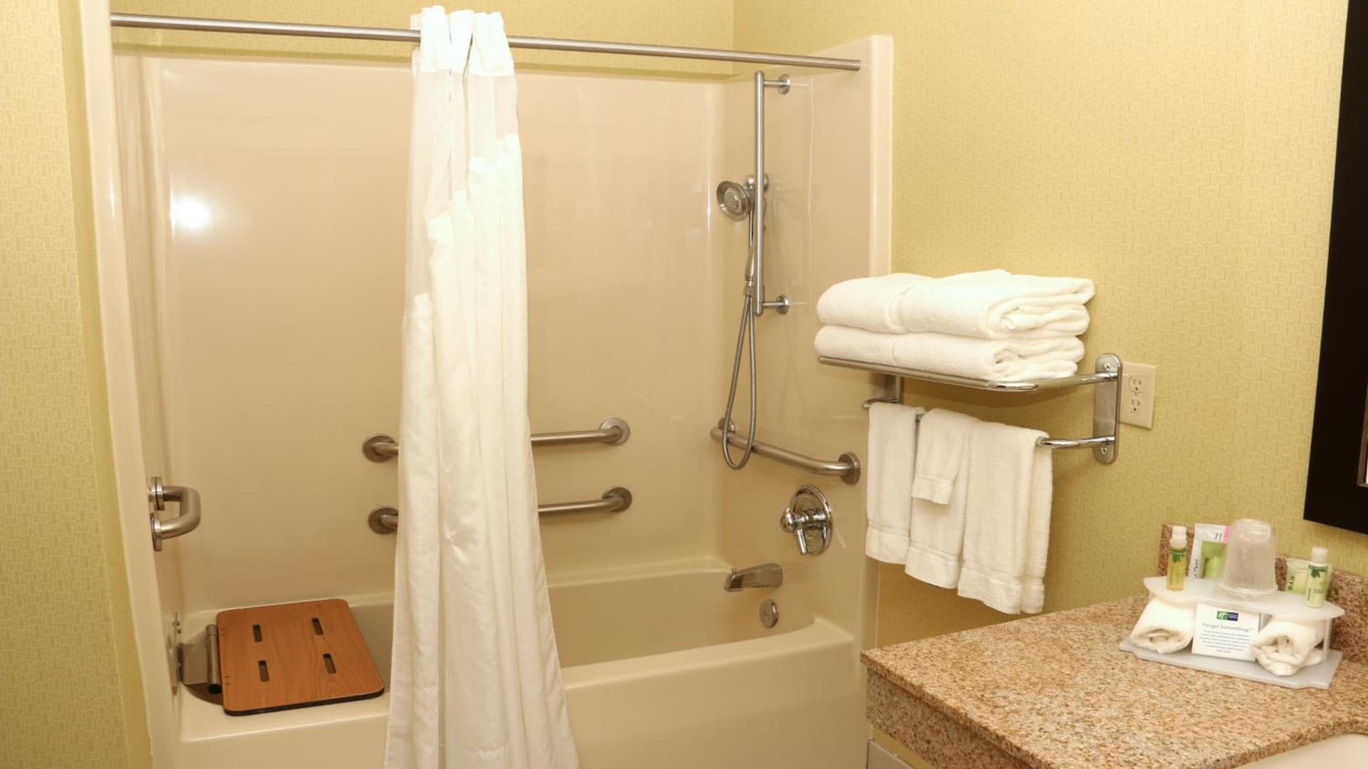 Holiday Inn Express Hotel & Suites Saginaw by IHG gallery photo in Saginaw, MI — image 35