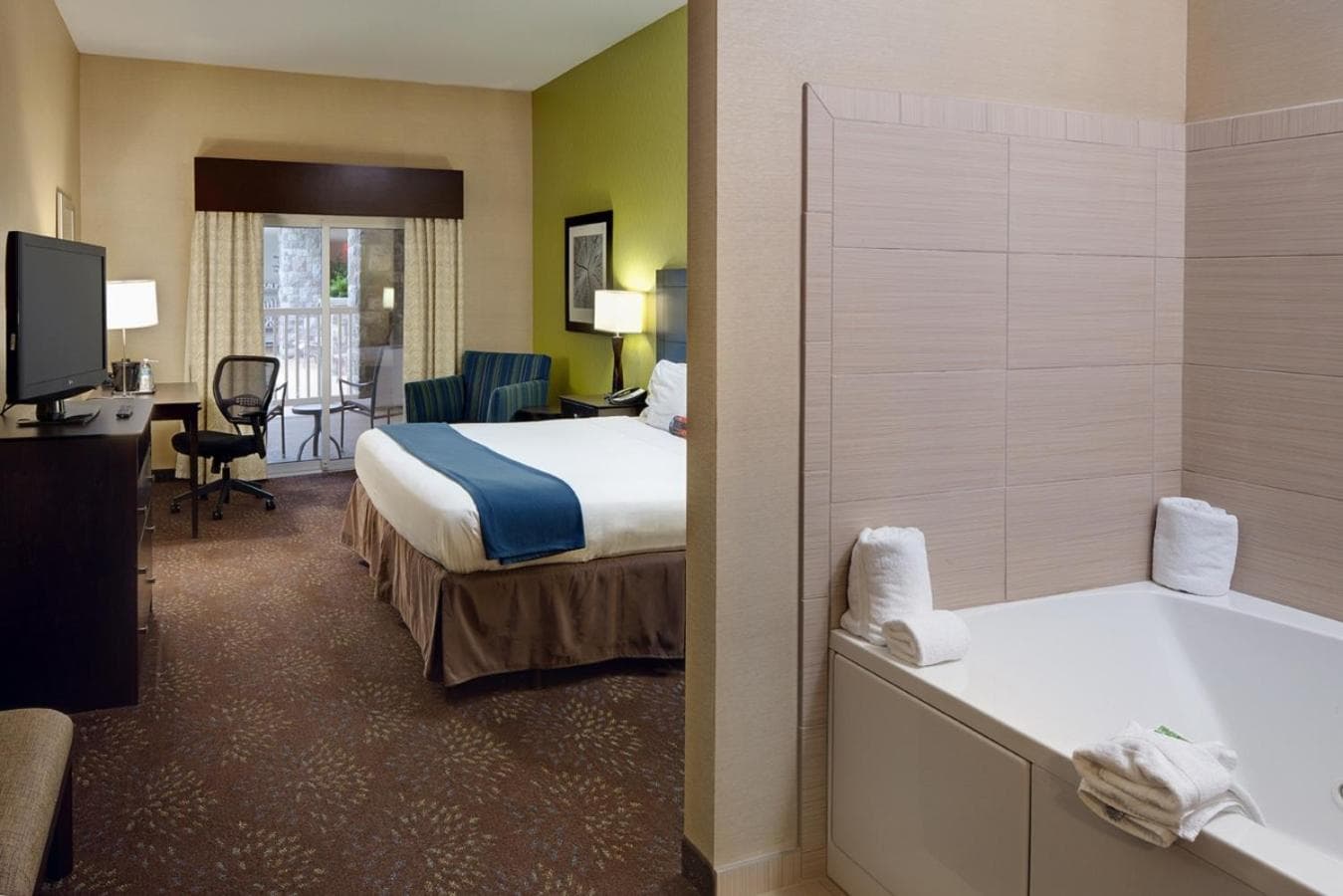 Holiday Inn Express Hotel & Suites Saginaw by IHG property views in Saginaw, MI — gallery photo 3