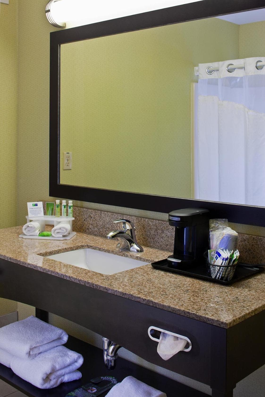 Holiday Inn Express Hotel & Suites Saginaw by IHG interior in Saginaw, MI — gallery photo 2