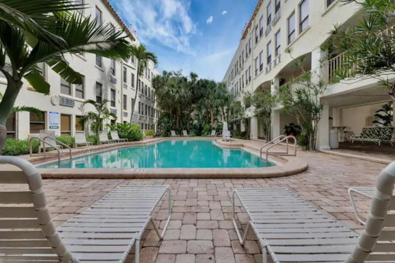 Palm Beach Paradise Walk to Beach Pool WiFi 86" TV WiFi property views in Palm Beach, FL — gallery photo 3