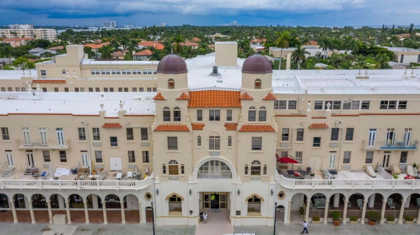 Palm Beach Paradise Walk to Beach Pool WiFi 86" TV WiFi featured exterior or lobby in Palm Beach, FL — similar hotel