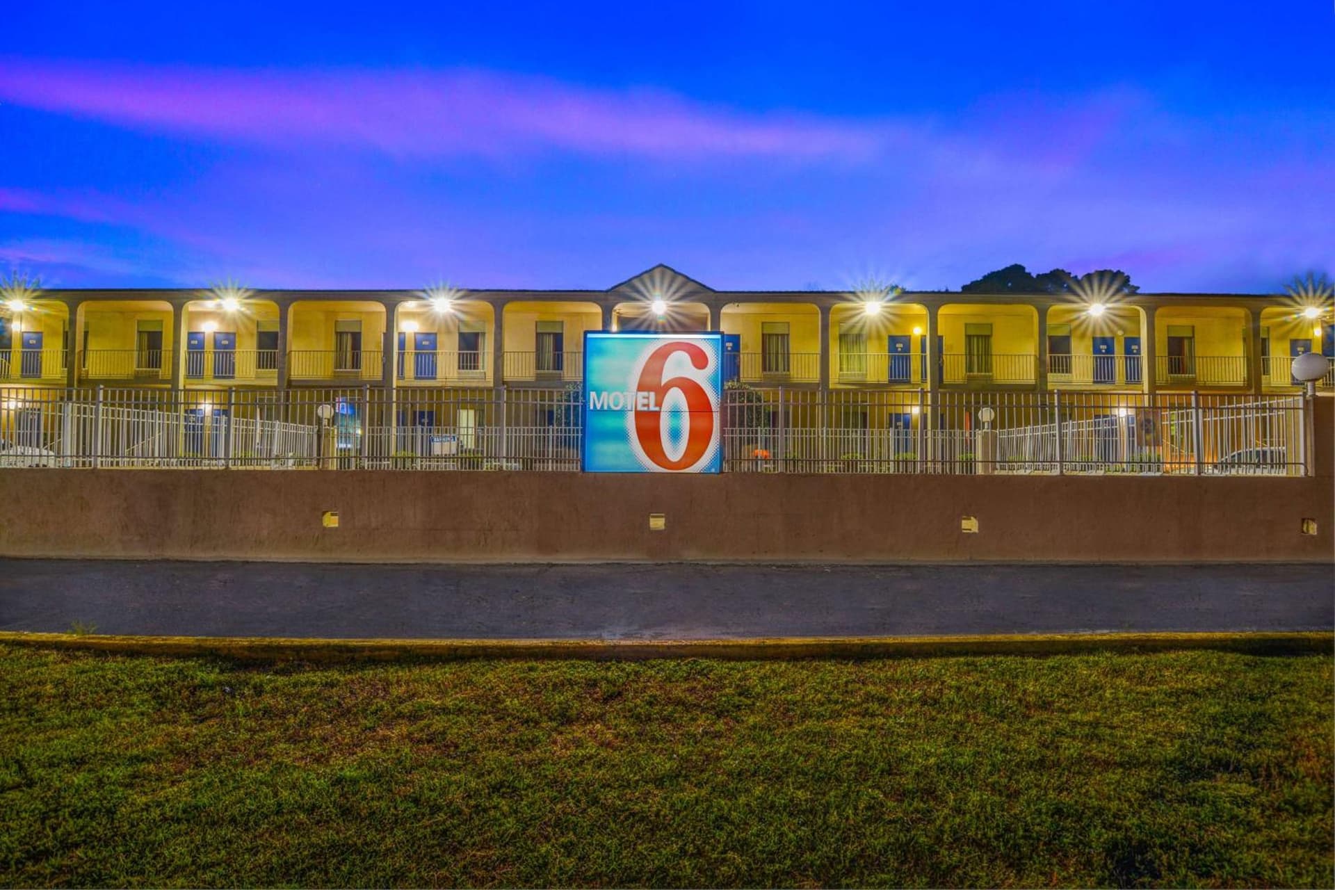 Motel 6-Americus, GA featured exterior or lobby in Americus, GA — similar hotel