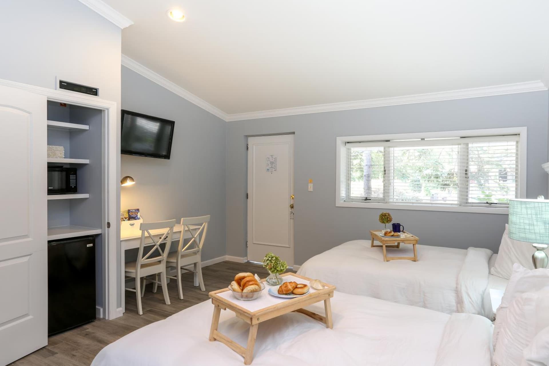 Hamlet Inn - Walk to PALM TREE FESTIVAL gallery photo in Southampton, NY — image 36