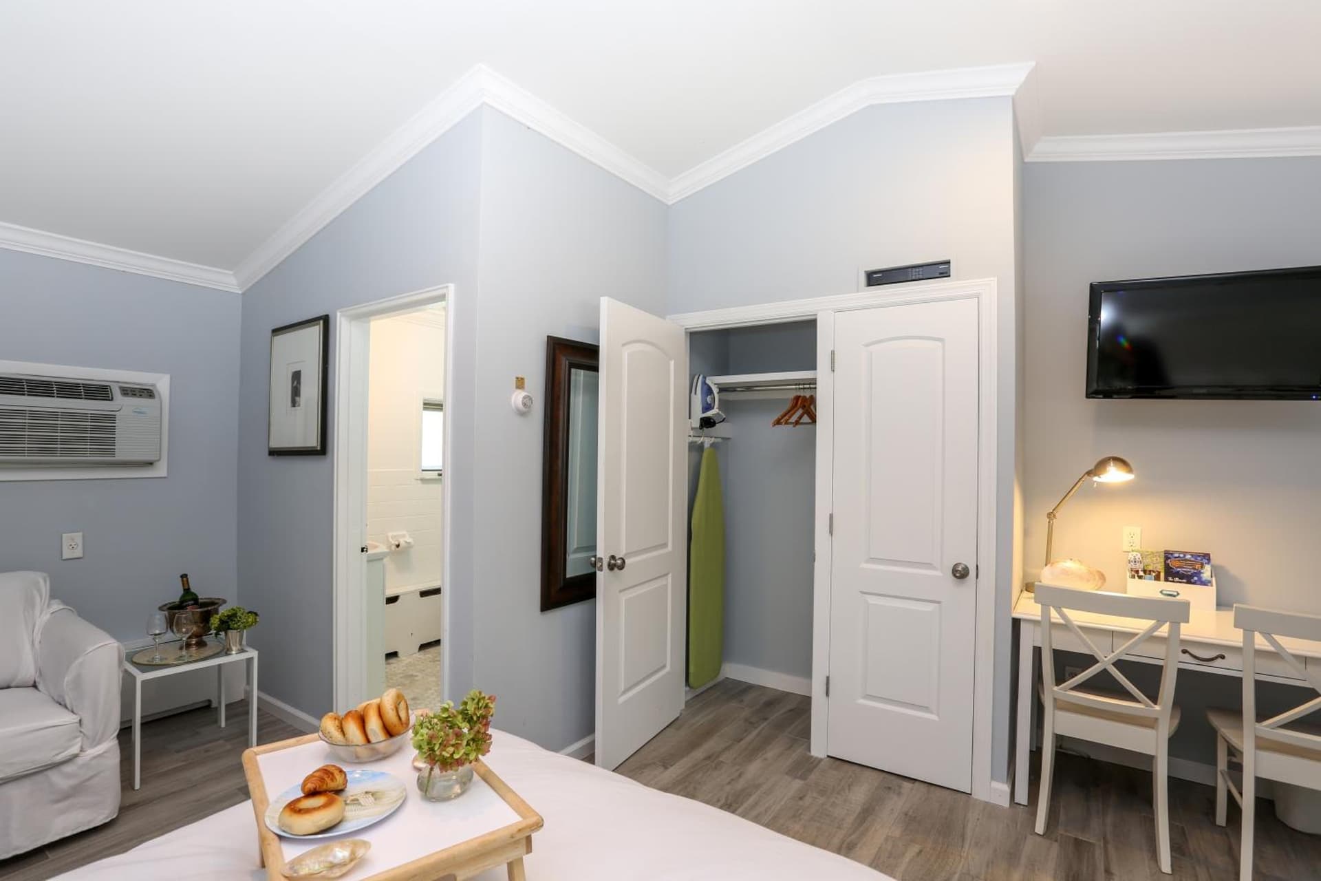 Hamlet Inn - Walk to PALM TREE FESTIVAL gallery photo in Southampton, NY — image 37