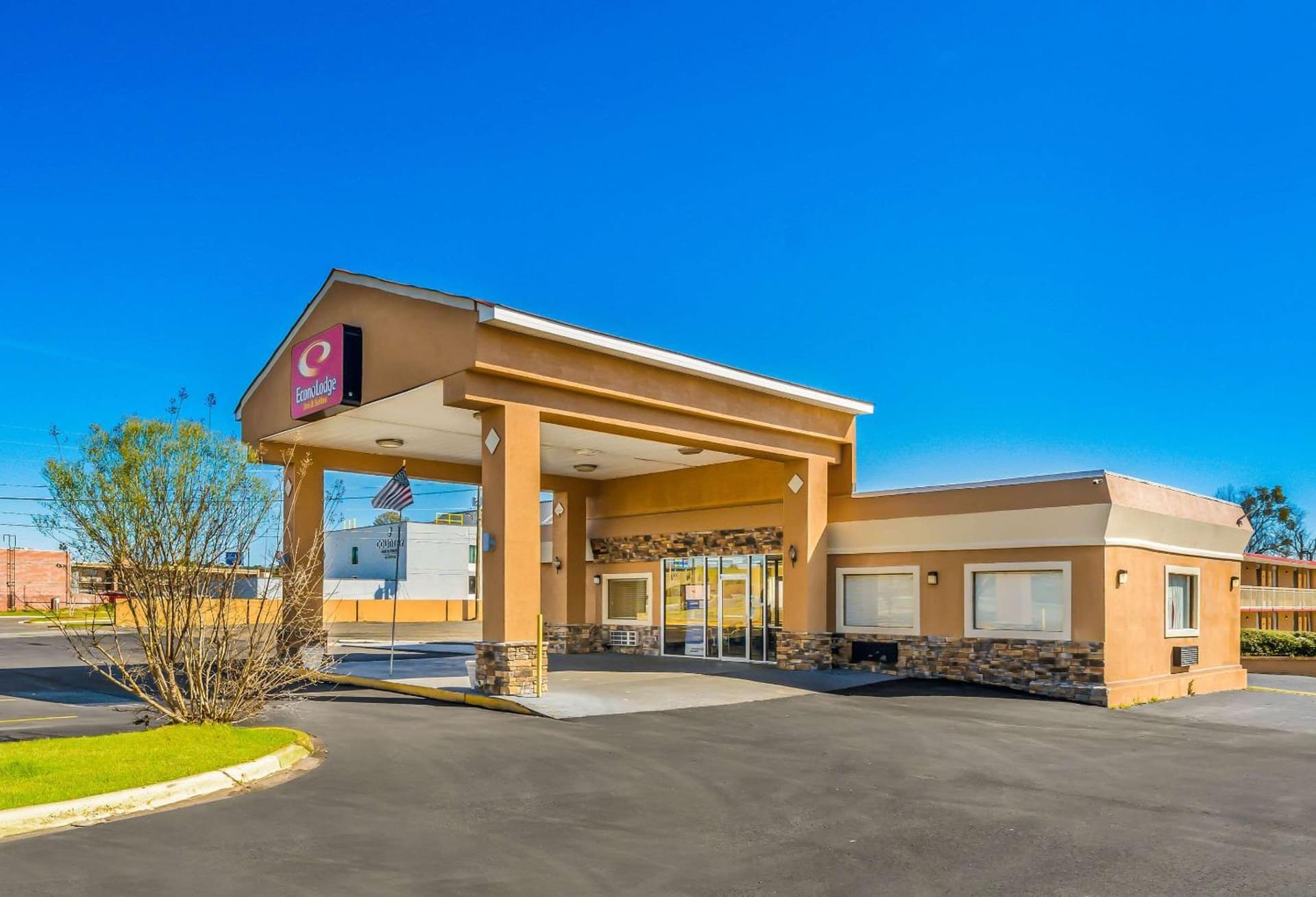 Econo Lodge Inn & Suites Macon West property views in Macon, GA — gallery photo 3