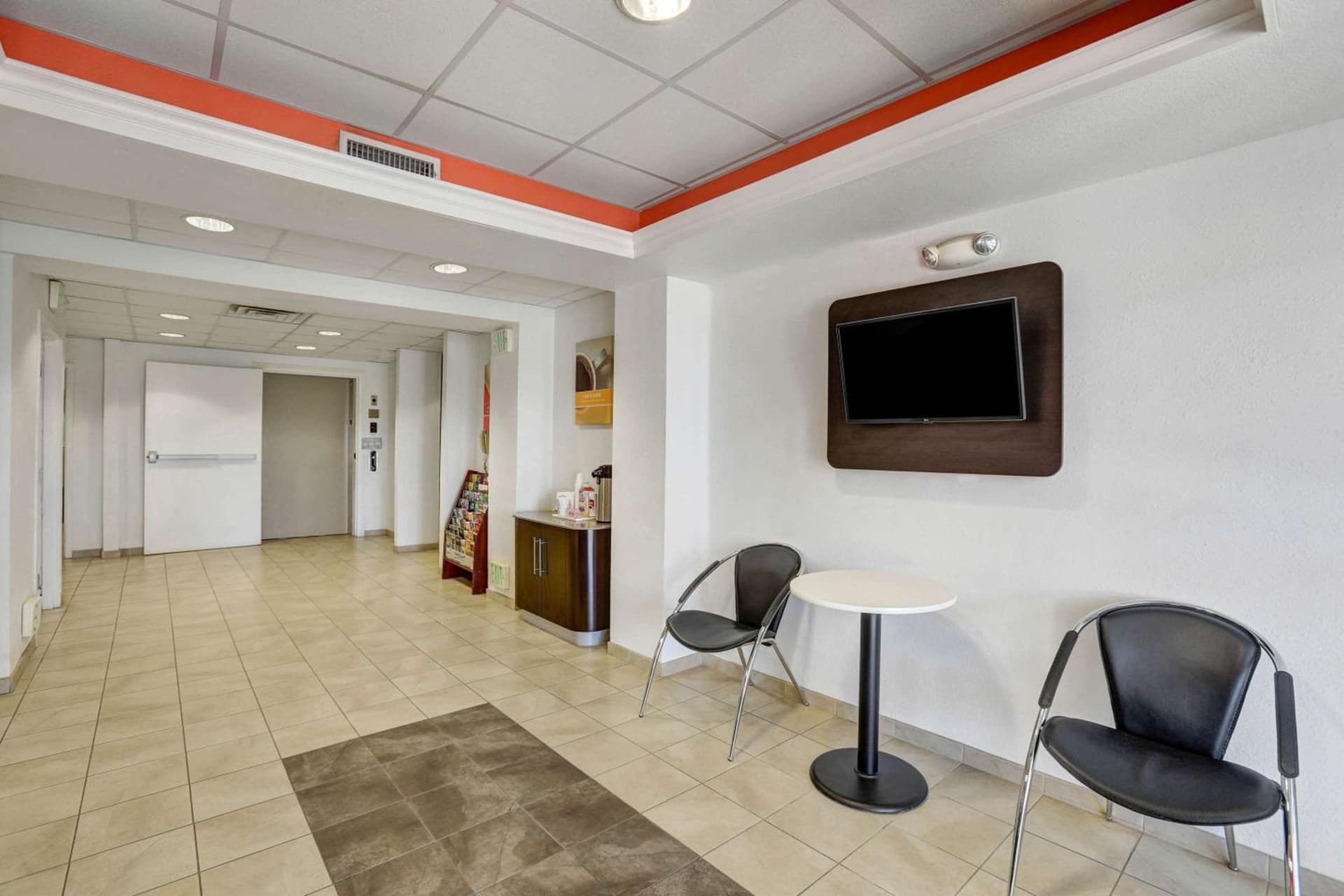 Howard Johnson by Wyndham Lemoore Near Naval Air Station gallery photo in Lemoore, CA — image 50