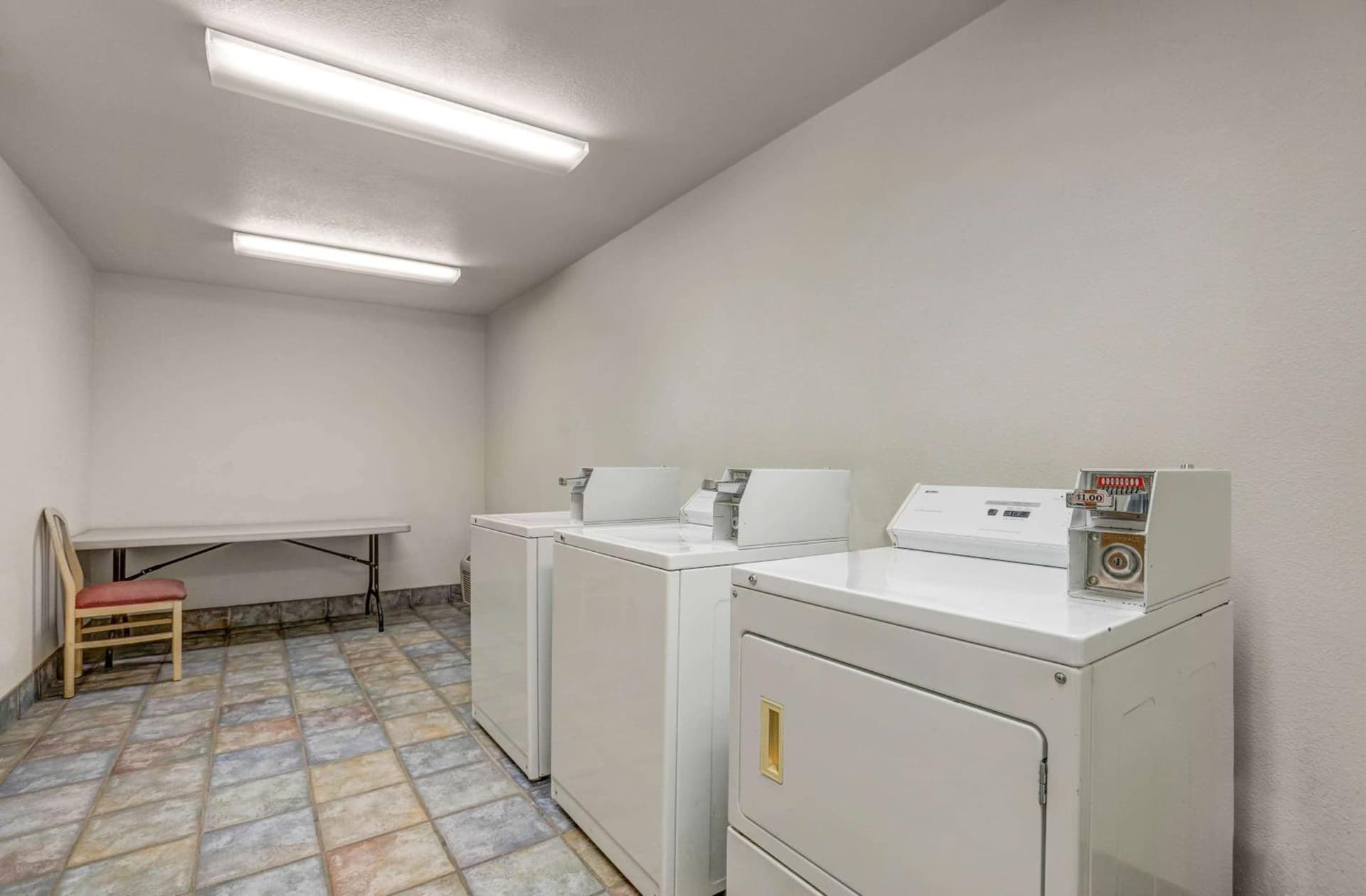 Howard Johnson by Wyndham Lemoore Near Naval Air Station gallery photo in Lemoore, CA — image 35