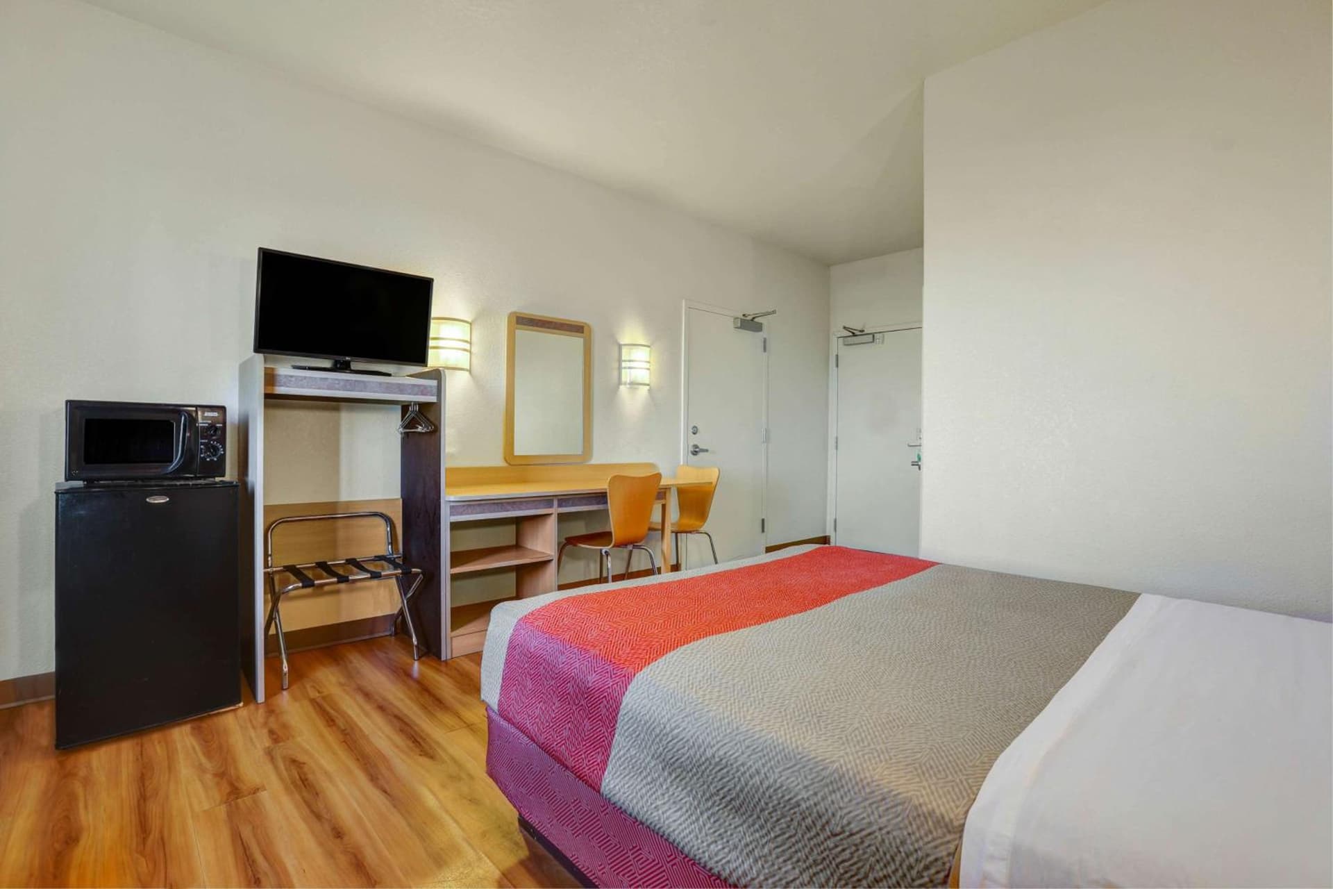Howard Johnson by Wyndham Lemoore Near Naval Air Station gallery photo in Lemoore, CA — image 47