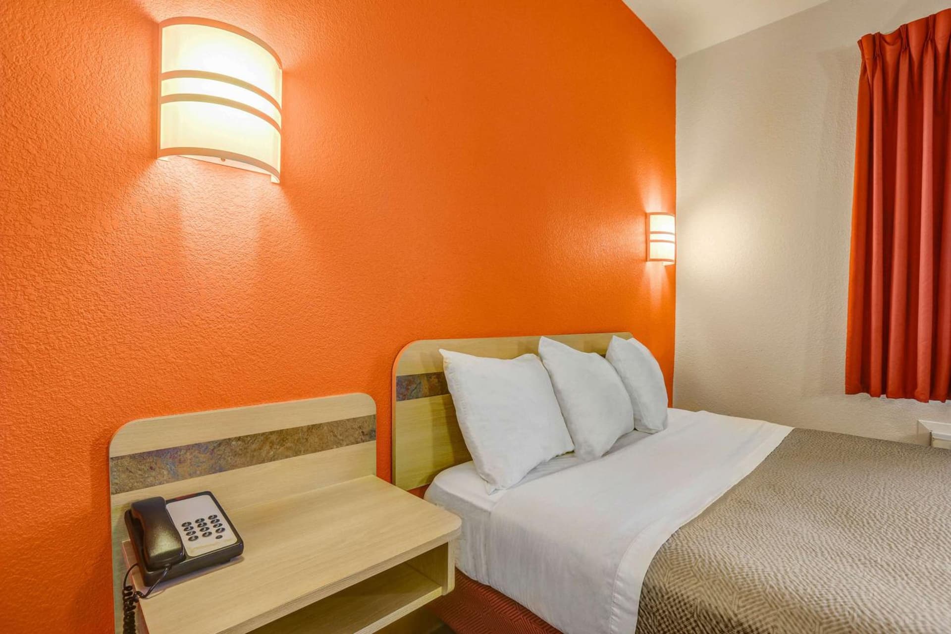 Howard Johnson by Wyndham Lemoore Near Naval Air Station gallery photo in Lemoore, CA — image 11