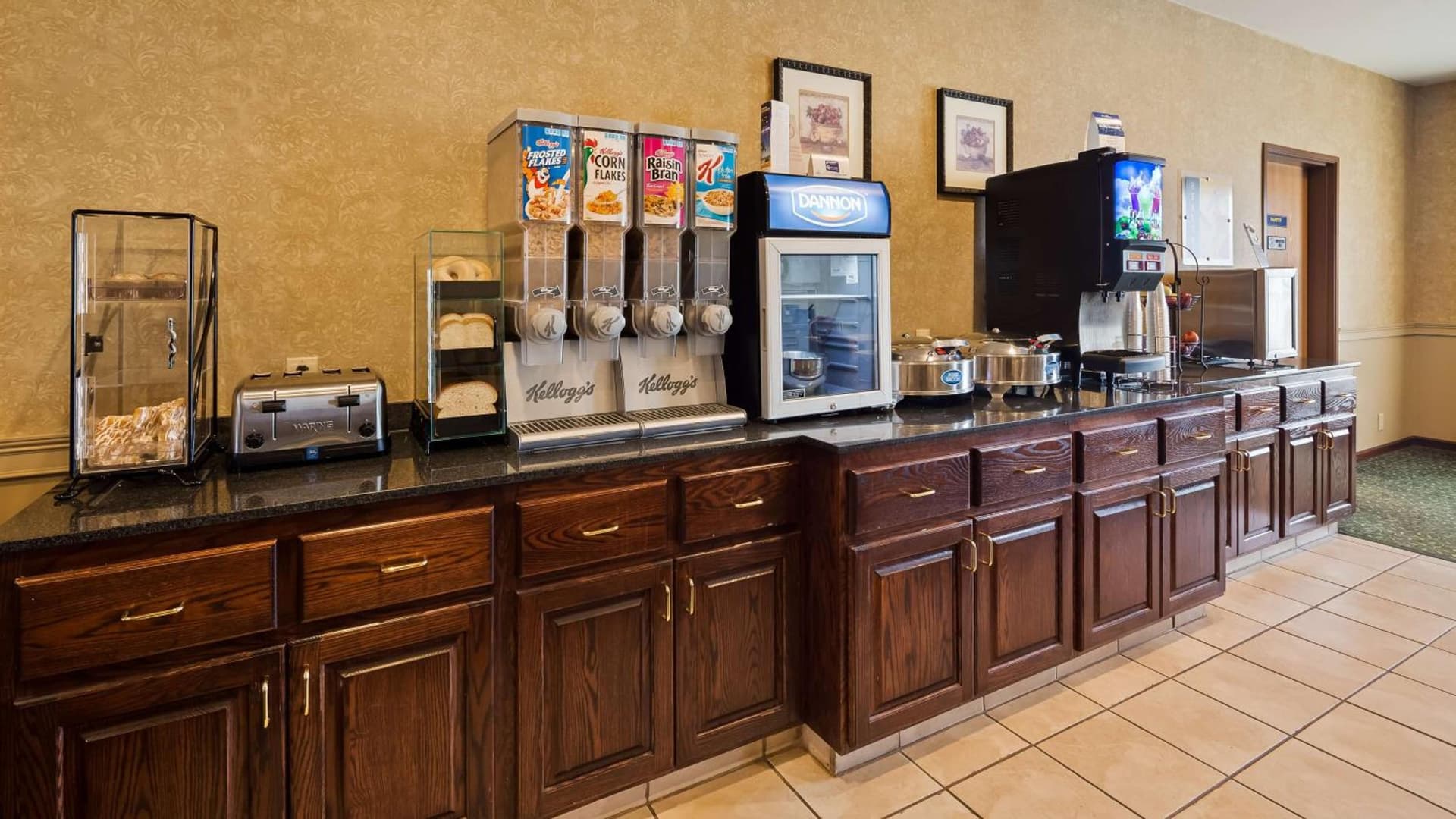Best Western Penn-Ohio Inn & Suites property views in Hubbard, OH — gallery photo 3