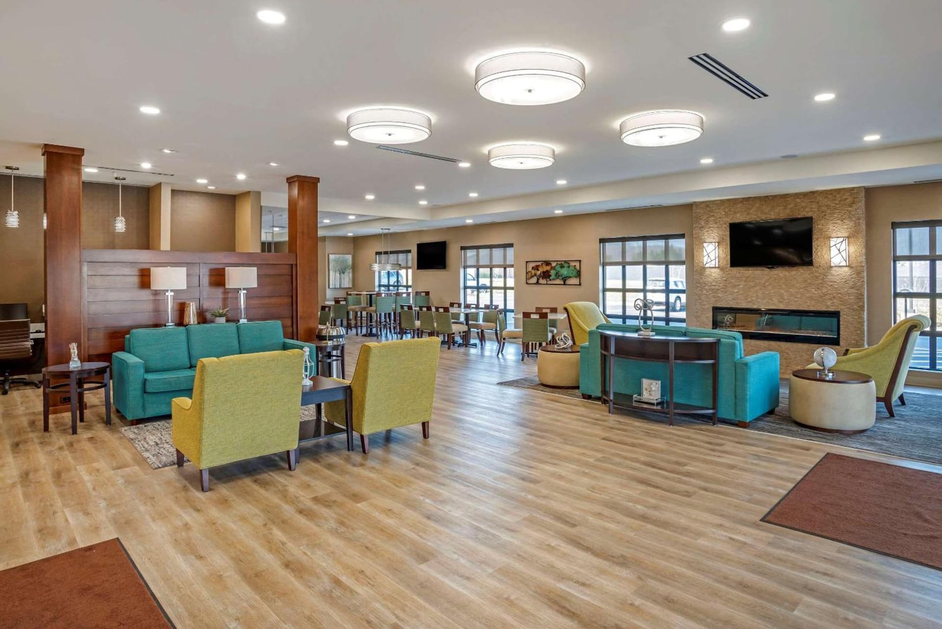 Comfort Inn & Suites Harrisonburg interior in Harrisonburg, VA — gallery photo 2