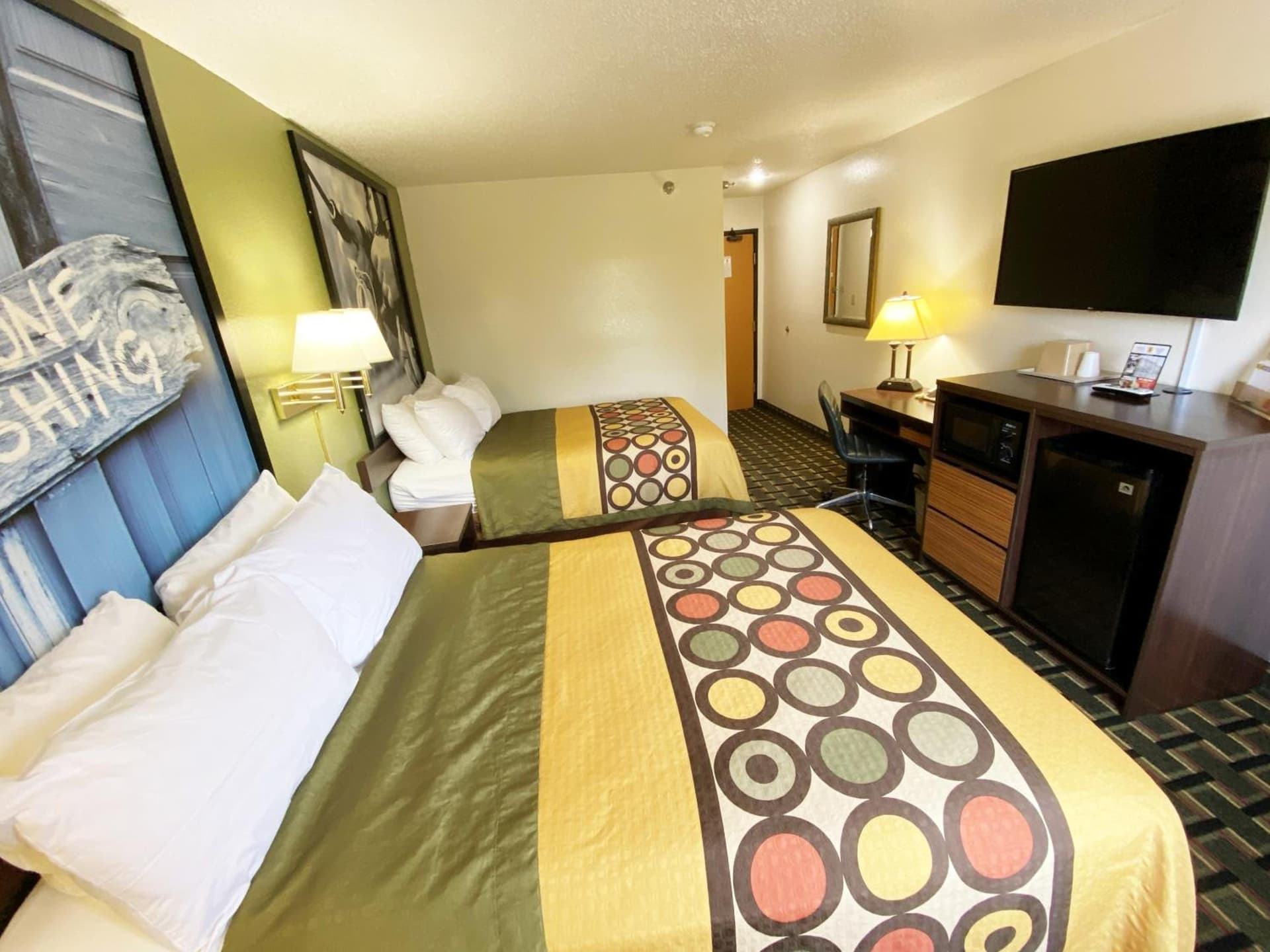 Super 8 by Wyndham Newport News/Jefferson Ave. gallery photo in Newport News, VA — image 6