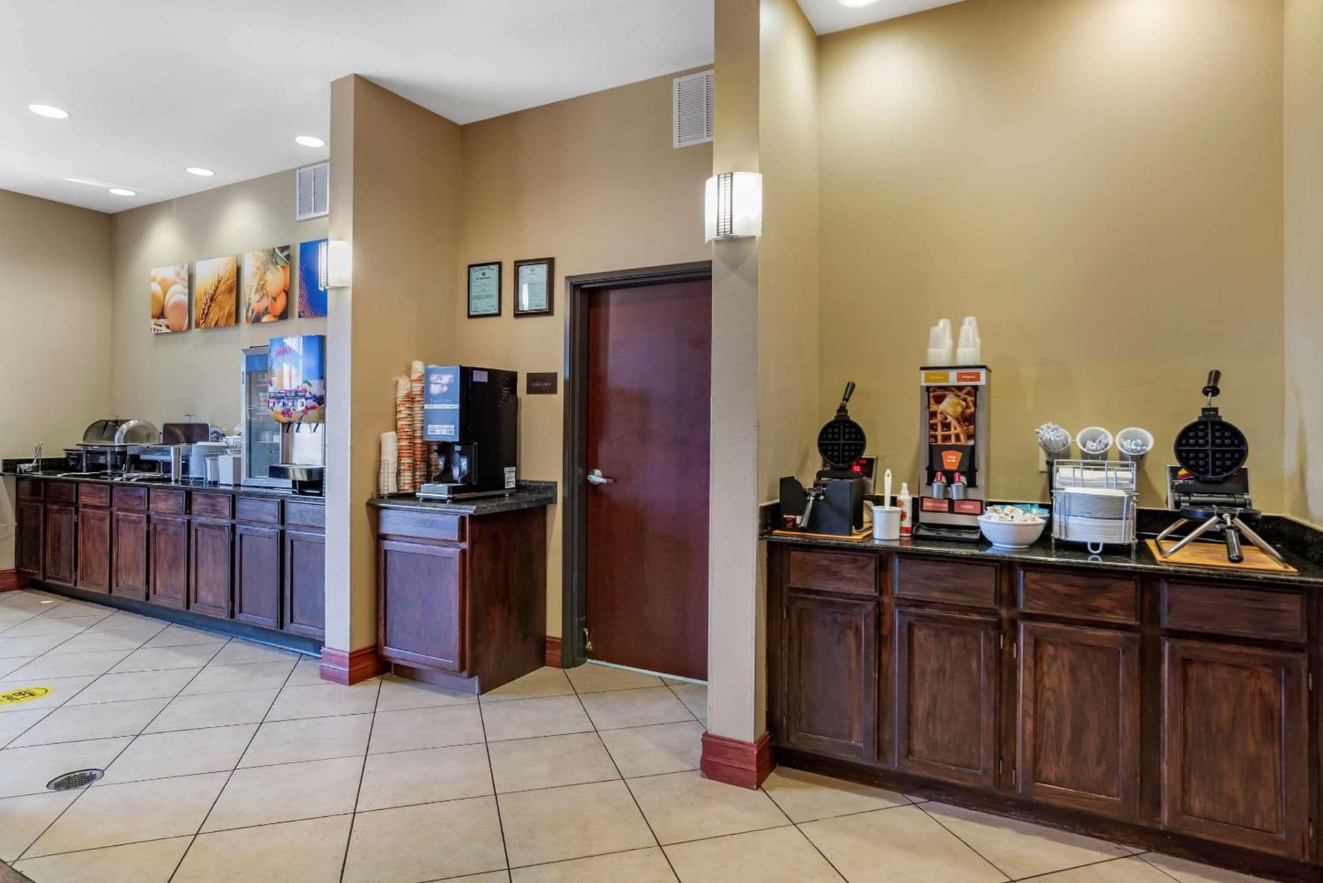 Comfort Suites Airport South interior in Montgomery, AL — gallery photo 2